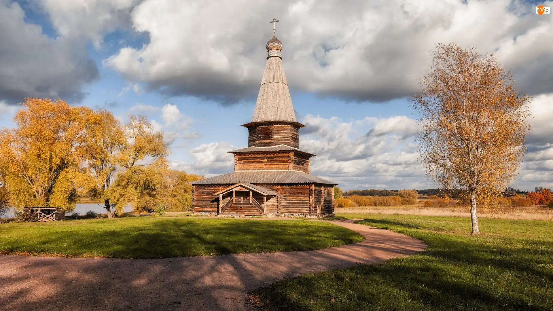 Wniebowzięcia Najświętszej Marii Panny, Drzewa, Rosja, Kościół, Obwód nowogrodzki, Wieś Kuritsko, Jesień