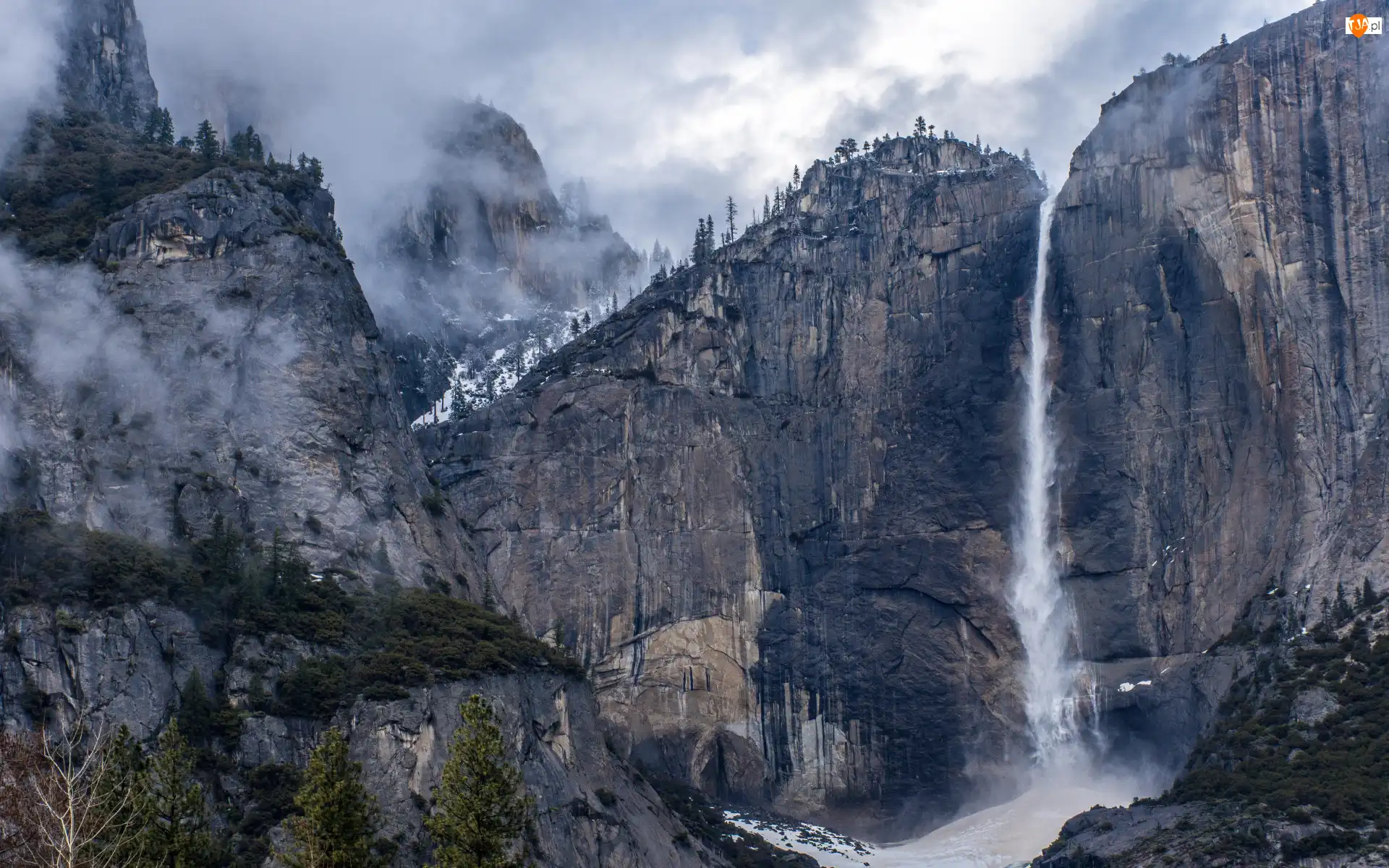 Stany Zjednoczone, Upper Yosemite Falls, Park Narodowy Yosemite, Wodospad, Drzewa, Góry, Chmury, Mgła, Skały, Kalifornia