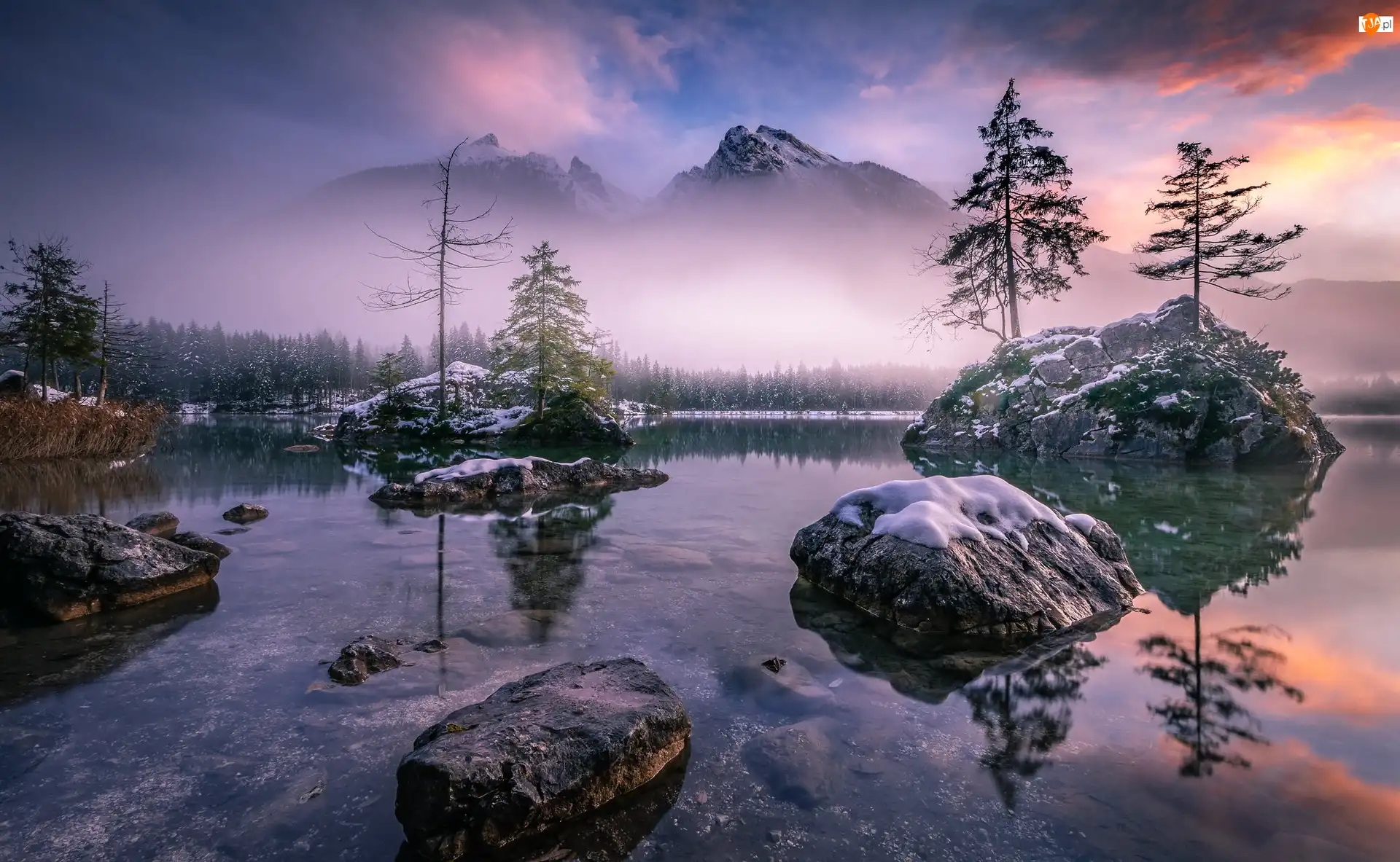Alpy, Jezioro Hintersee, Góry, Niemcy, Berchtesgaden, Zima, Śnieg, Kamienie, Mgła, Drzewa, Skały, Bawaria