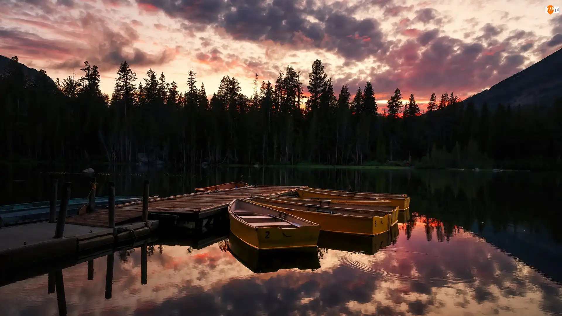 Zachód słońca, Pomost, Łódki, Jezioro, Kalifornia, Stany Zjednoczone, Wzgórza, Mammoth Lakes, Drzewa, Odbicie