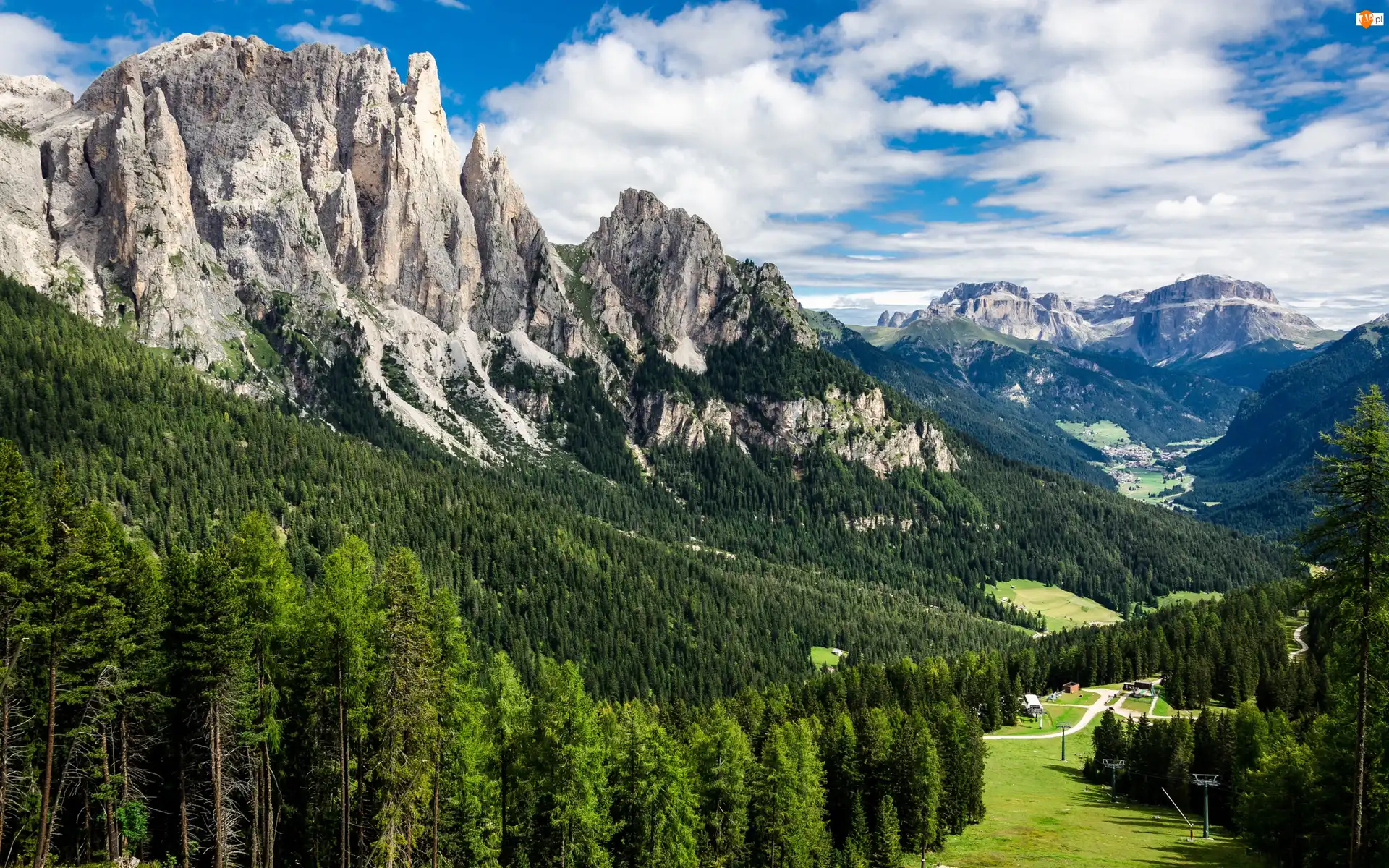 Domy, Prowincja Trydent, Lasy, Dolina, Val di Fassa, Góry, Alpy, Włochy, Dolomity