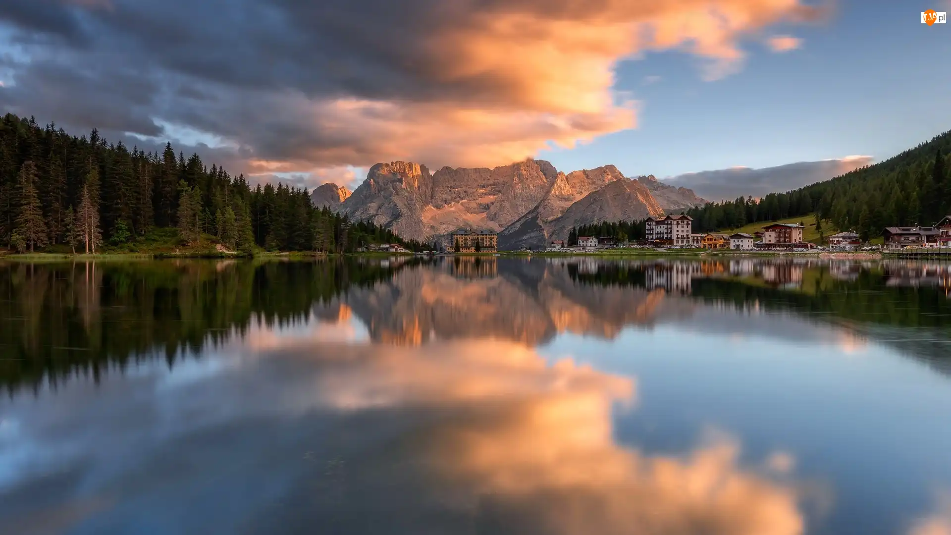 Włochy, Chmury, Cortina dAmpezzo, Domy, Dolomity, Góry, Misurina Lake, Jezioro, Grand Hotel Misurina, Region Cadore