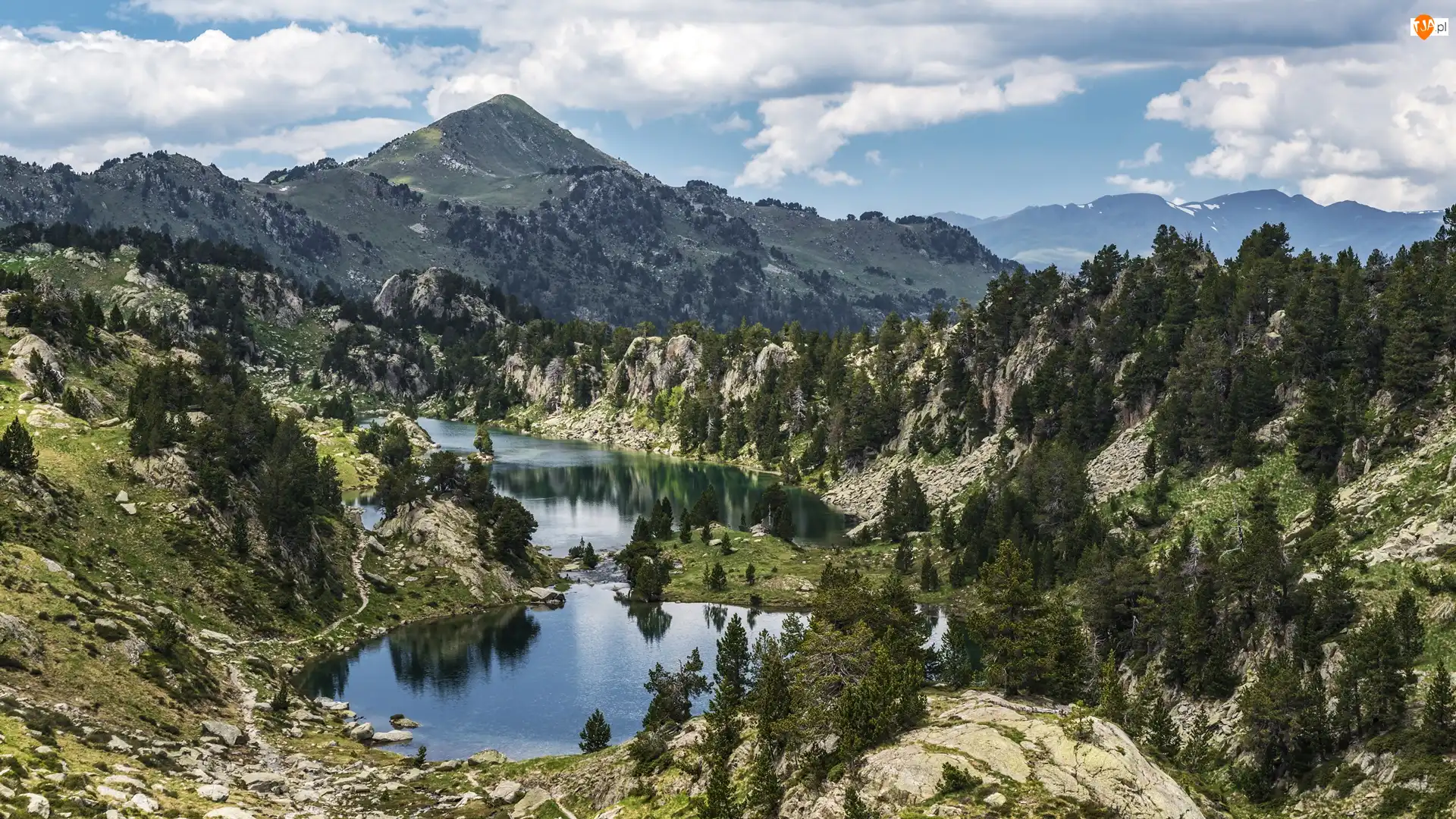 Hiszpania, Pireneje, Chmury, Park Narodowy Aiguestortes i Estany de Sant Maurici, Drzewa, Jeziora, Jezioro Estanh Redon, Góry, Jezioro Colomers