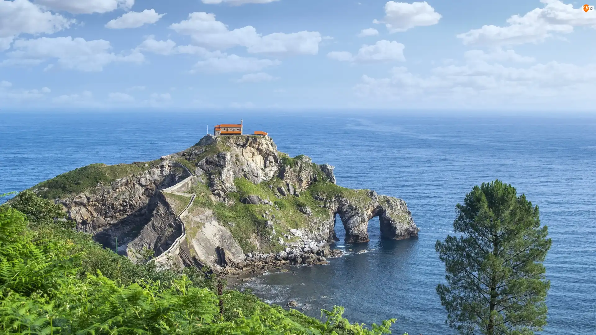 Wyspa Gaztelugatxe, Kaplica, Morze, Hiszpania, Drzewo, Skały, Jana Chrzciciela
