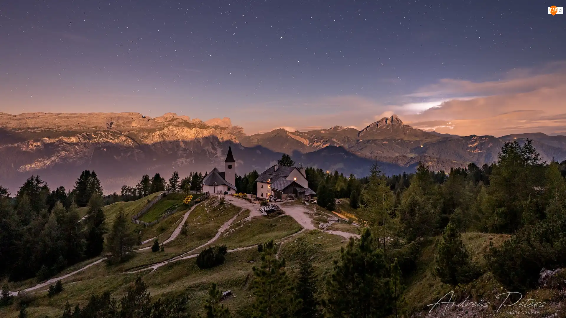 Dolomity, Kościół św Krzyża, Gwiazdy, Dom, Południowy Tyrol, Drzewa, Alta Badia, Włochy, Noc, Góry, Droga