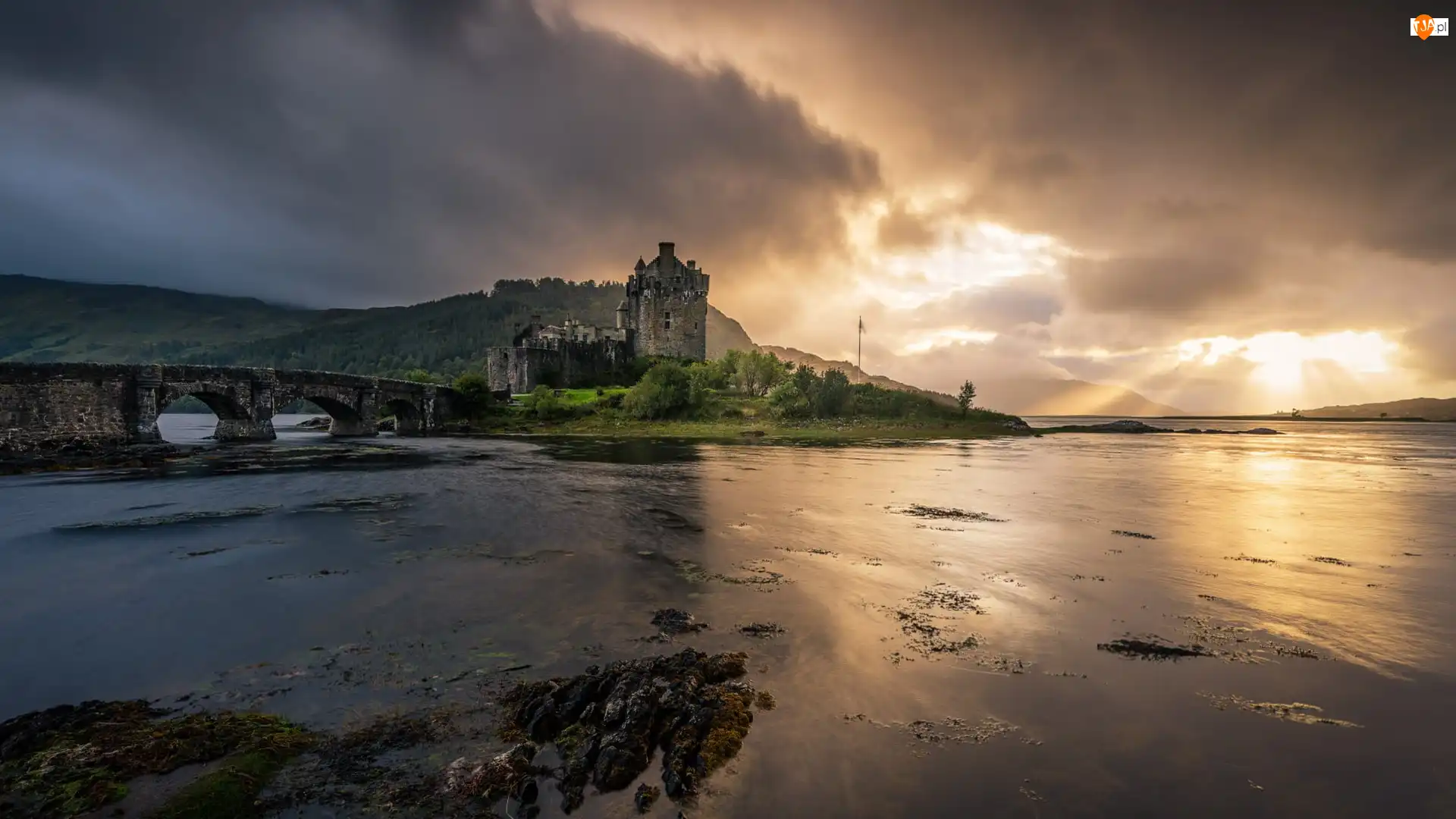 Drzewa, Szkocja, Jezioro, Zachód słońca, Zamek, Most, Chmury, Eilean Donan