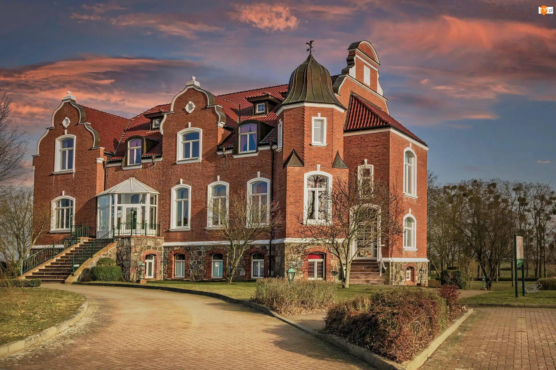 Gerswalde, Hotel, 
Drzewa, Niemcy, Krzewy, Zachód słońca, Schloss Herrenstein
