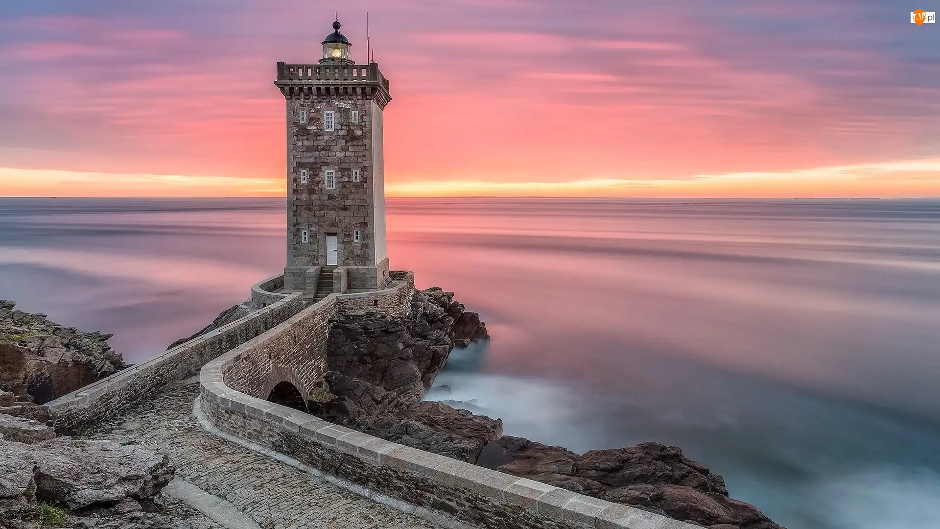 Francja, Wschód słońca, Gmina Conquet, Skały, Kermorvan lighthouse, Latarnia morska, Murek, Droga, Morze, Bretania