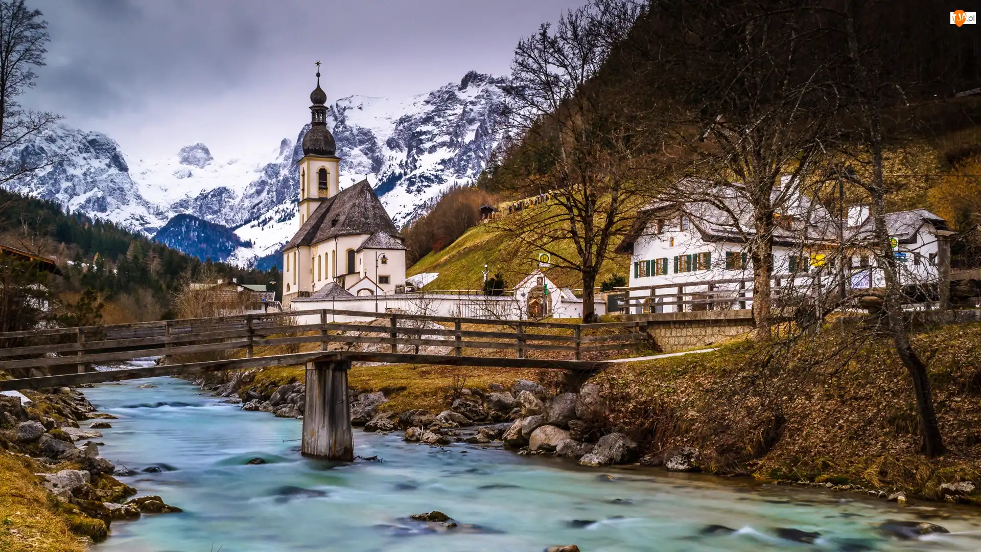 Niemcy, Rzeka Ramsauer Ache, Most, Drzewa, Ramsau bei Berchtesgaden, Park Narodowy Berchtesgaden, Alpy, Góry, Kościół św Sebastiana, Bawaria