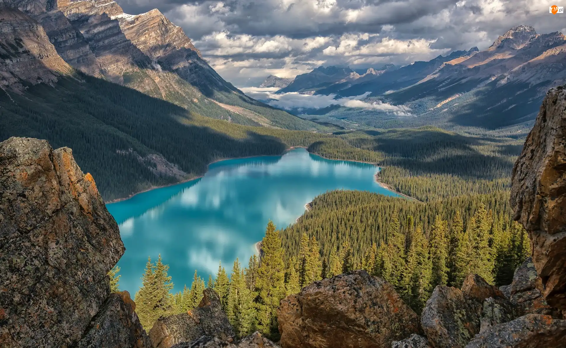 Kanada, Chmury, Park Narodowy Banff, Drzewa, Jezioro, Góry, Skały, Peyto Lake, Las, Prowincja Alberta