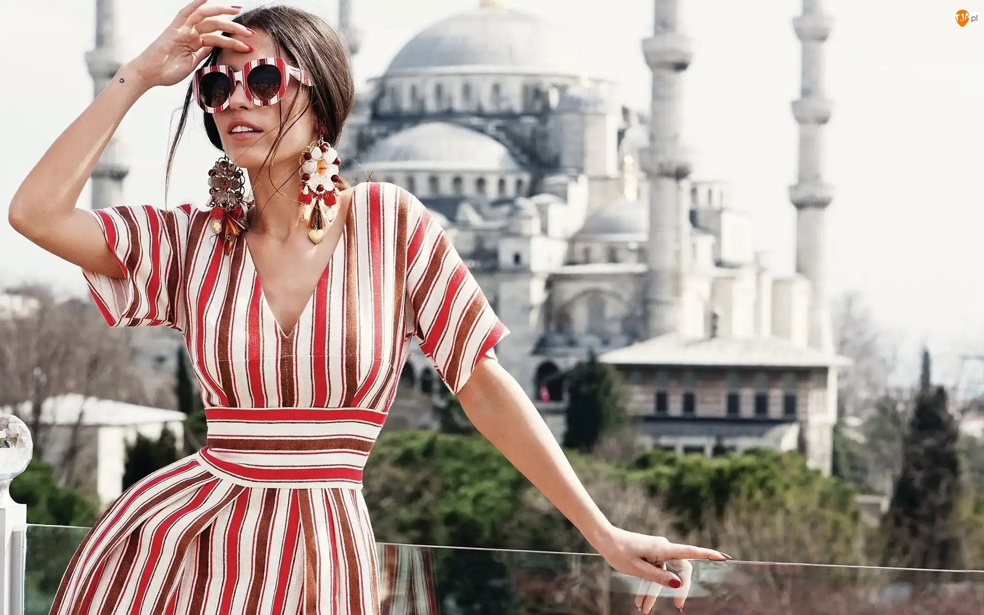 Yolanthe Sneijder, Kobieta, Okulary, Sukienka, Brunetka, Kolczyki