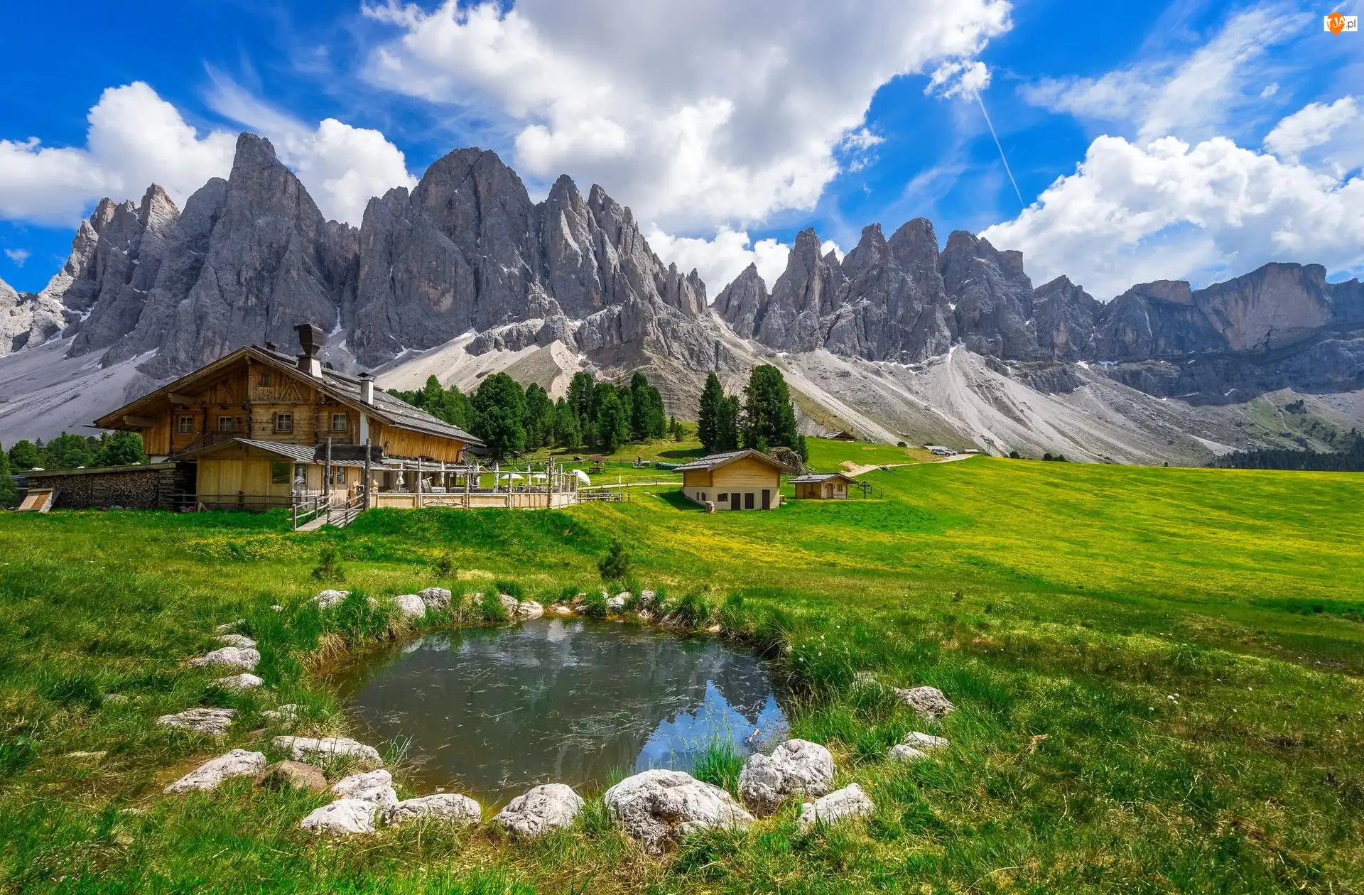 Dolomity, Park krajobrazowy Puez Odle, Drzewa, Włochy, Chmury, Dom, Góry