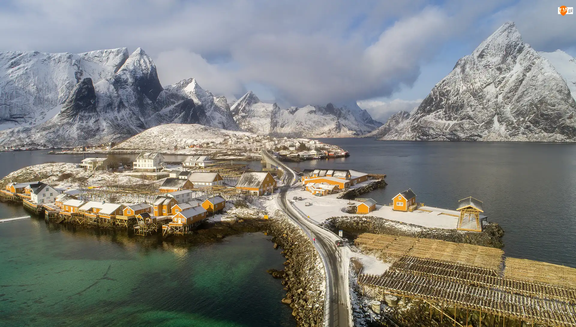 Lofoty, Norwegia, Wieś Sakrisøya, Morze Norweskie, Wyspa Sakrisøya, Domy