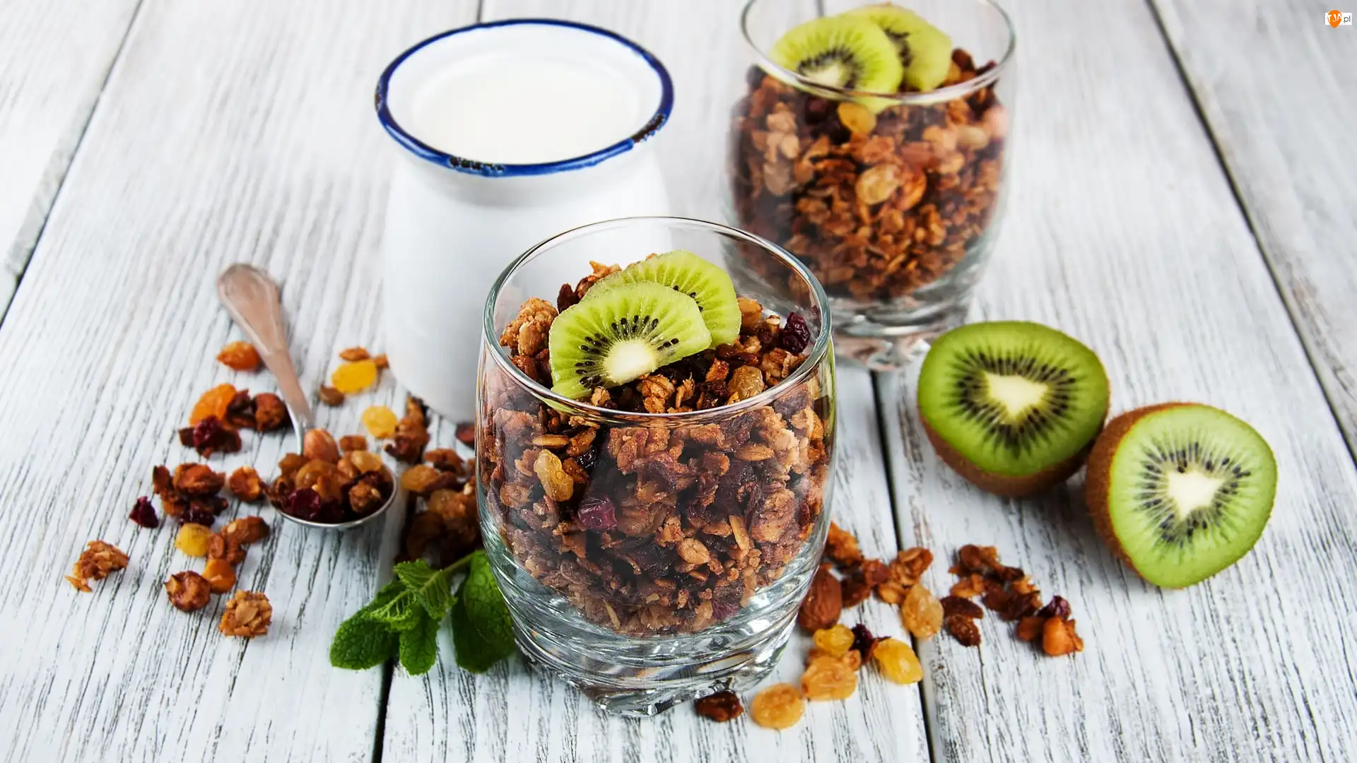 Mleko, Granola, Łyżeczka, Rodzynki, Orzechy, Szklanki, Płatki, Śniadanie, Kiwi