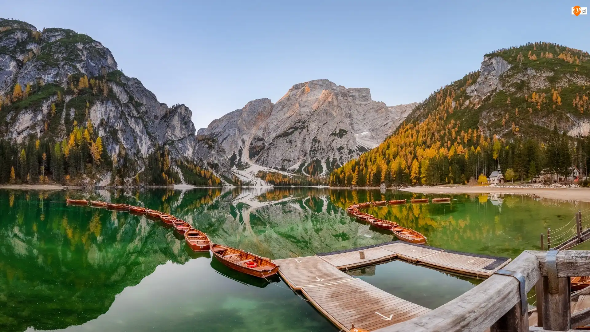 Odbicie, Łódki, Drzewa, Dolomity, Jezioro, Włochy, Lago di Braies, Pragser Wildsee, Góry, Jesień