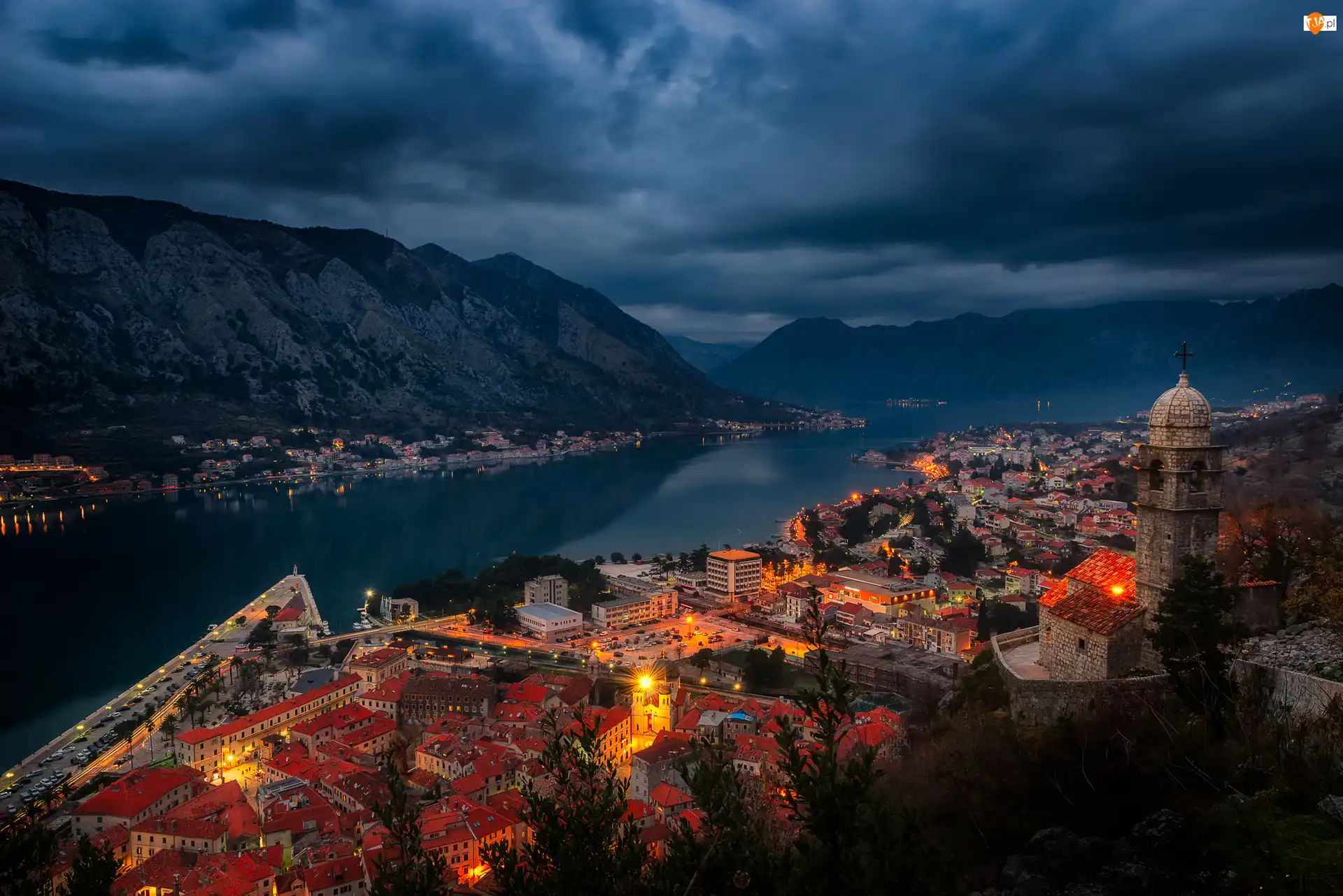 Góry, Miasto Kotor, Morze, Oświetlone, Czarnogóra, Noc, Domy, Zatoka Kotorska