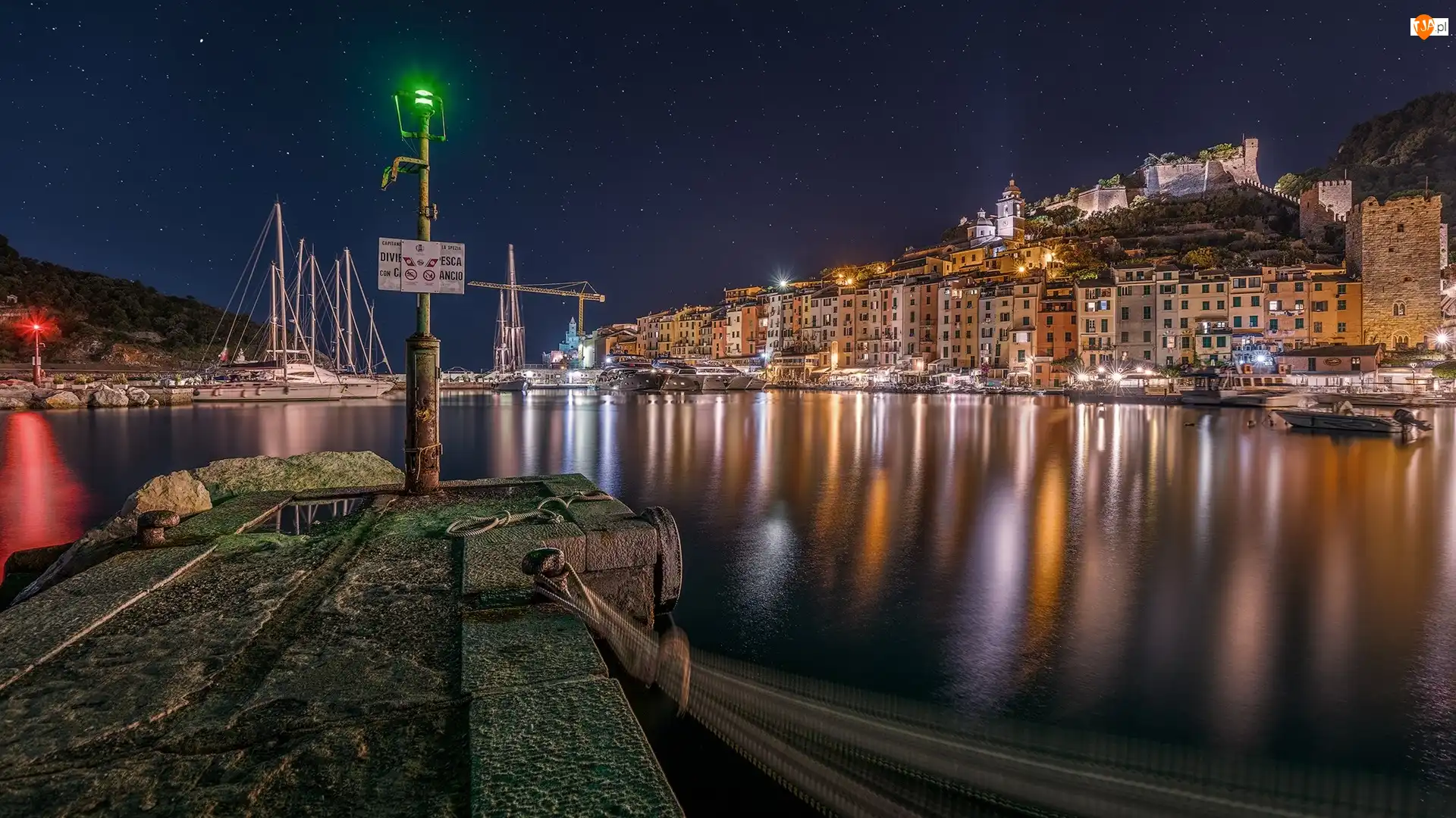 Światła, Portovenere, Noc, Włochy, Gwiazdy, Miasteczko, Morze Liguryjskie, Domy, Wybrzeże, Skały, Żaglówki, Liguria