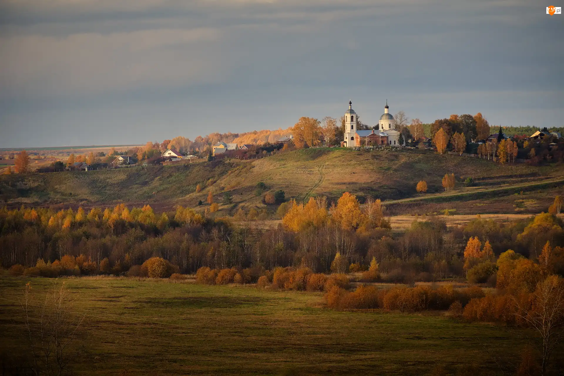 Drzewa, Cerkiew, Wzgórze, Jesień, Domy