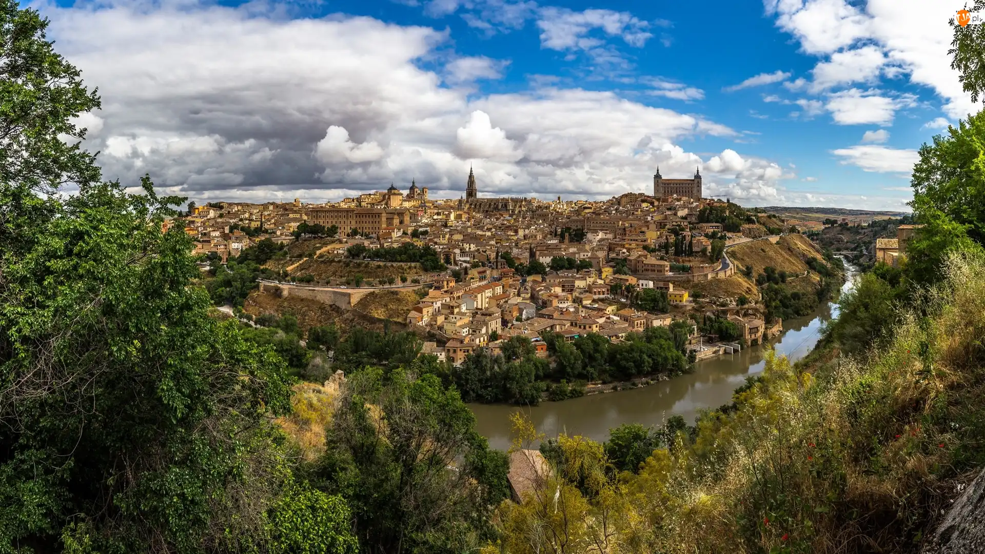 Miasto Toledo, Hiszpania, Budynki, Chmury, Rzeka Tag, Drzewa