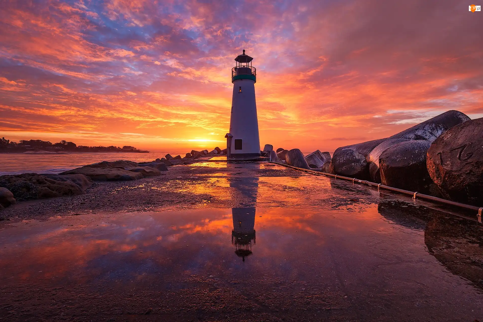 Stan Kalifornia, Stany Zjednoczone, Latarnia morska Walton Lighthouse, Kamienie, Santa Cruz, Wschód Słońca