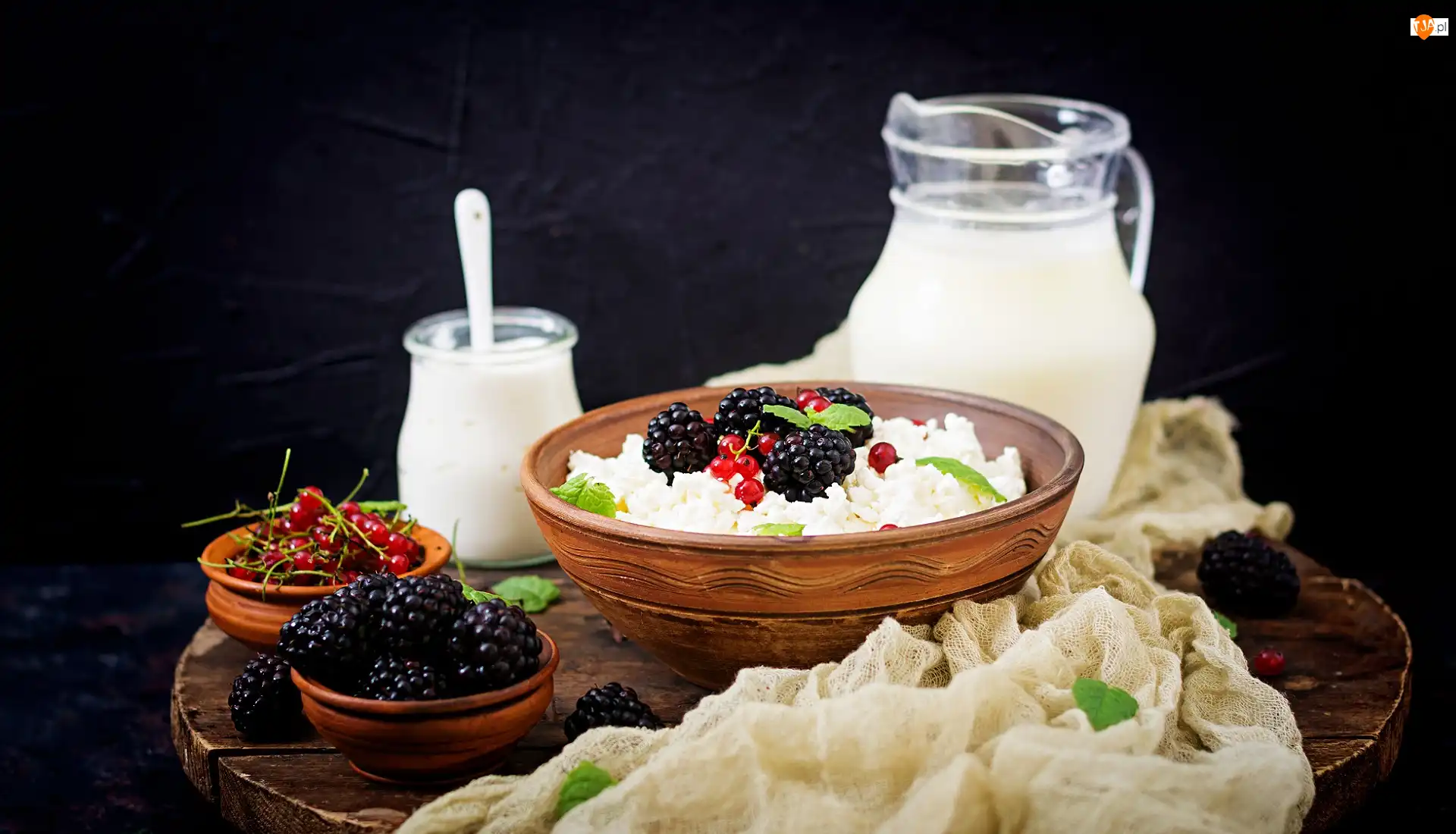 Owoce, Mleko, Twaróg, Szal, Czerwona porzeczka, Dzbanek, Łyżeczka, Ser, Słoiczek, Jogurt, Miseczki, Jeżyny