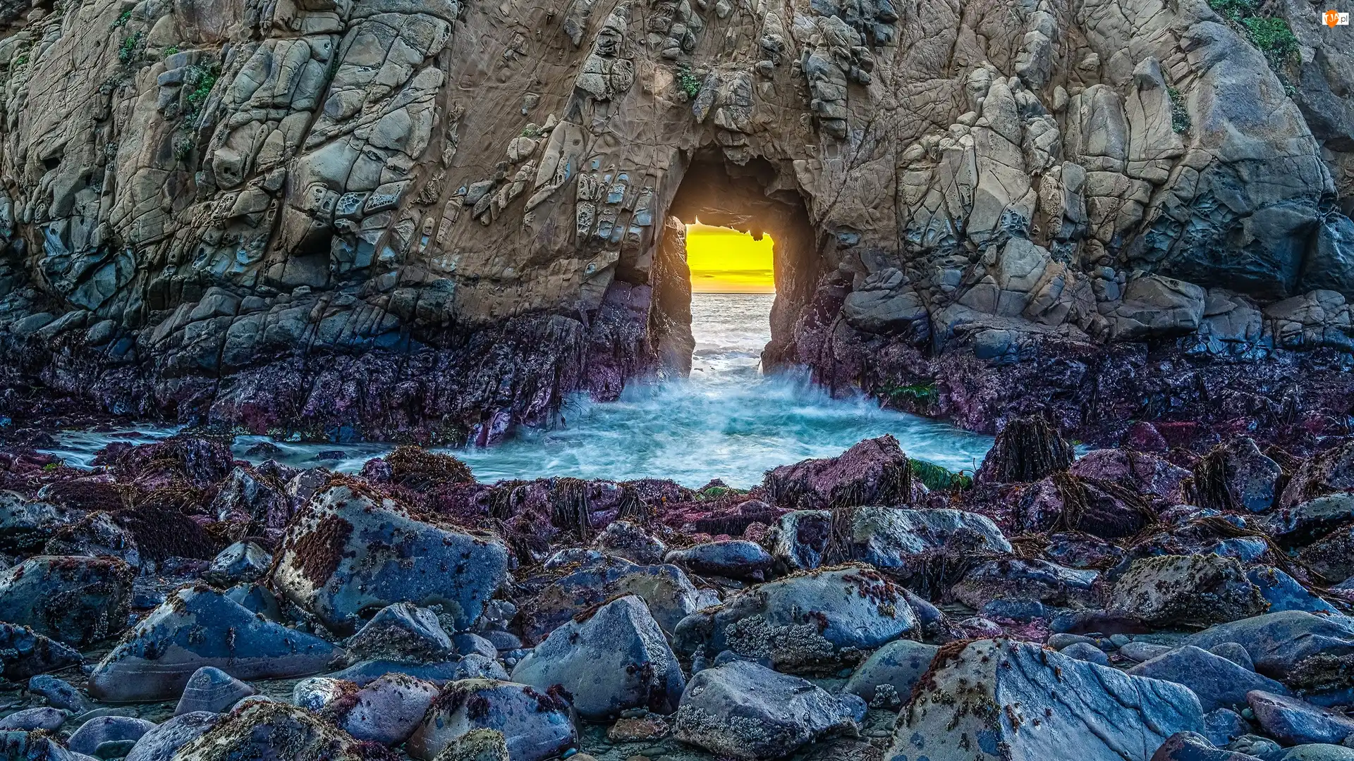 Morze, Skała, Stany Zjednoczone, Plaża Pfeiffer Beach, Stan Kalifornia, Kamienie, Łuk Keyhole Rock