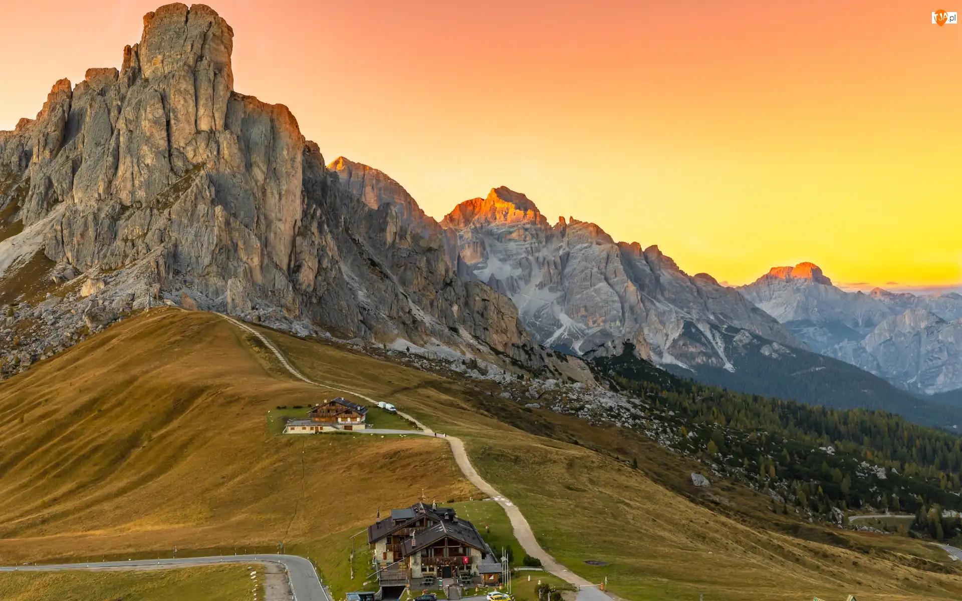 Droga, Góry, Passo di Giau, Domy, Dolomity, Prowincja Belluno, Włochy, Przełęcz