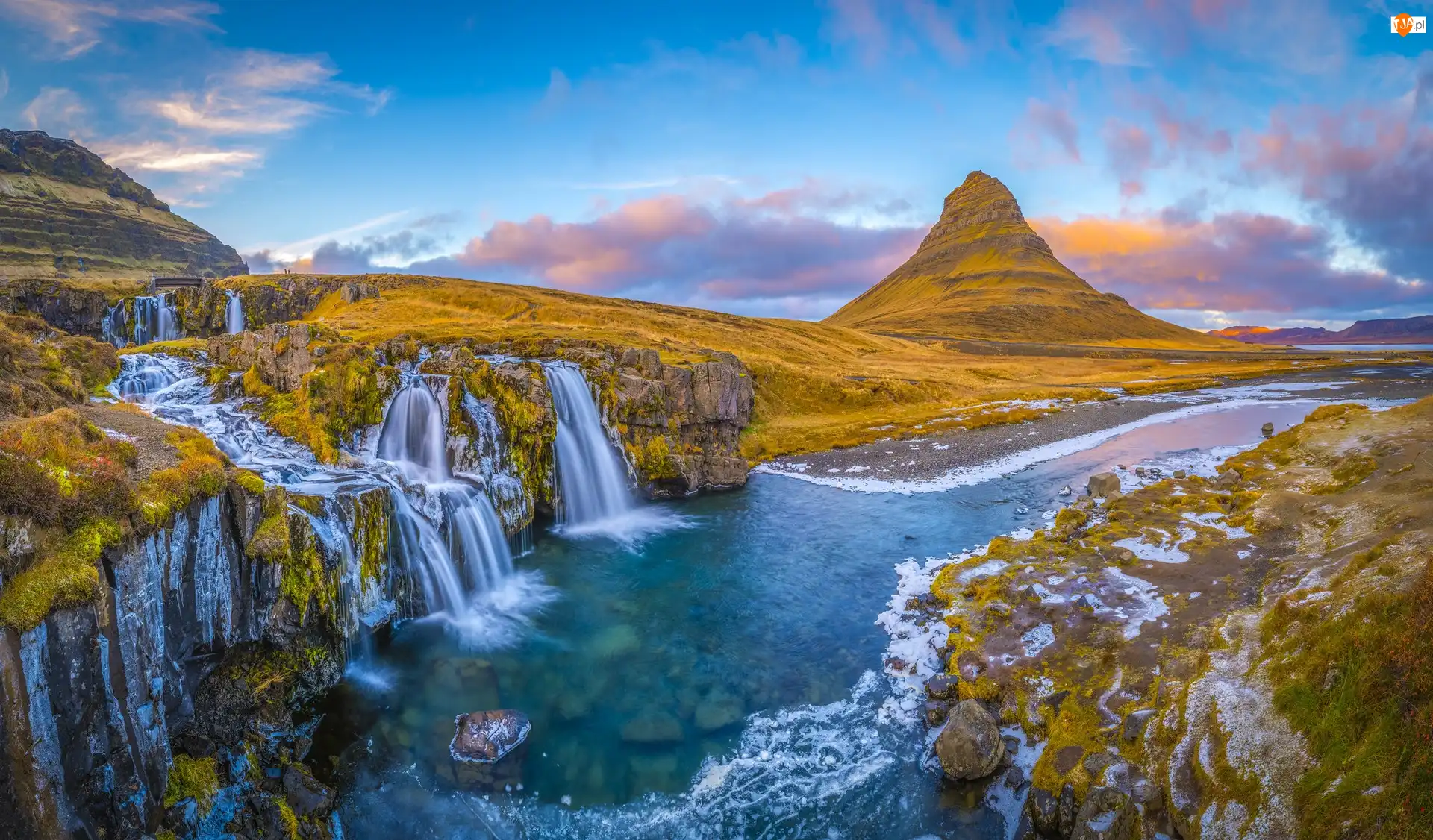 Wodospad Kirkjufellsfoss, Islandia, Rzeka, Góra Kirkjufell, Chmury
