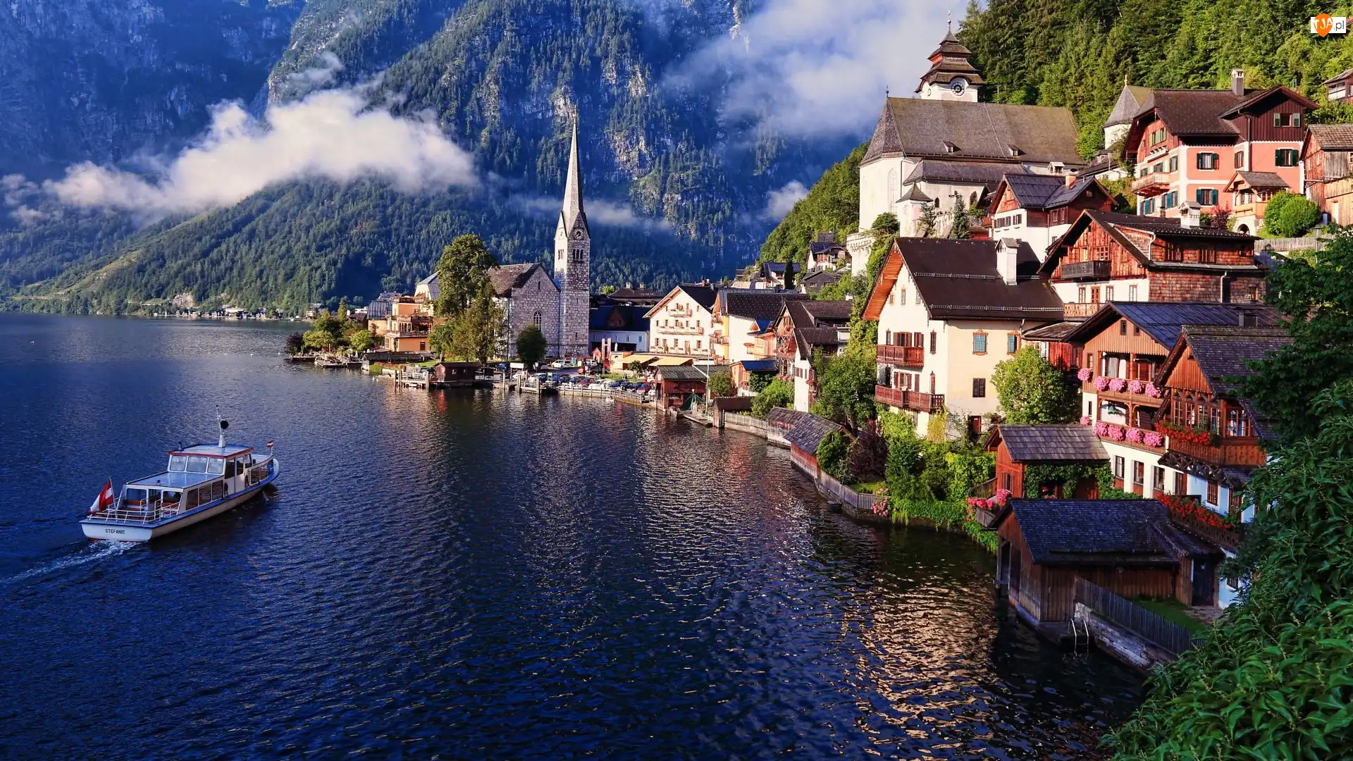 Statek, Mgła, Drzewa, Opadająca, Hallstatt, Austria, Kościół, Domy, Góry, Jezioro Hallstattersee