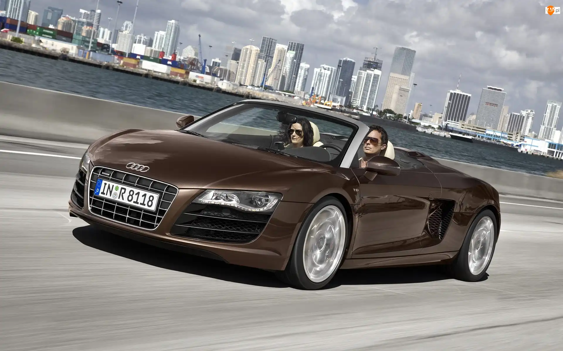 Miasto, Audi R8, Budynki