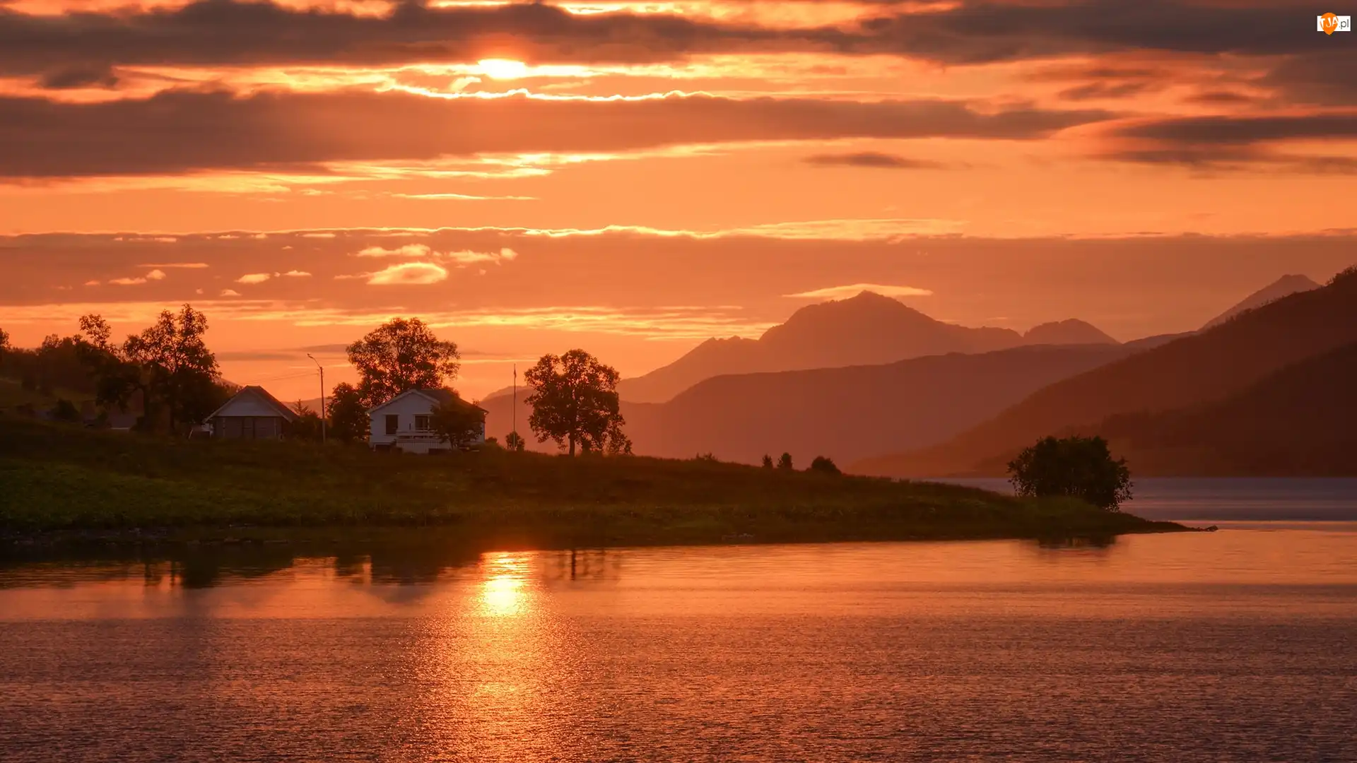 Wyspa Senja, Zachód słońca, Odbicie, Norwegia, Dom, Góry, Morze