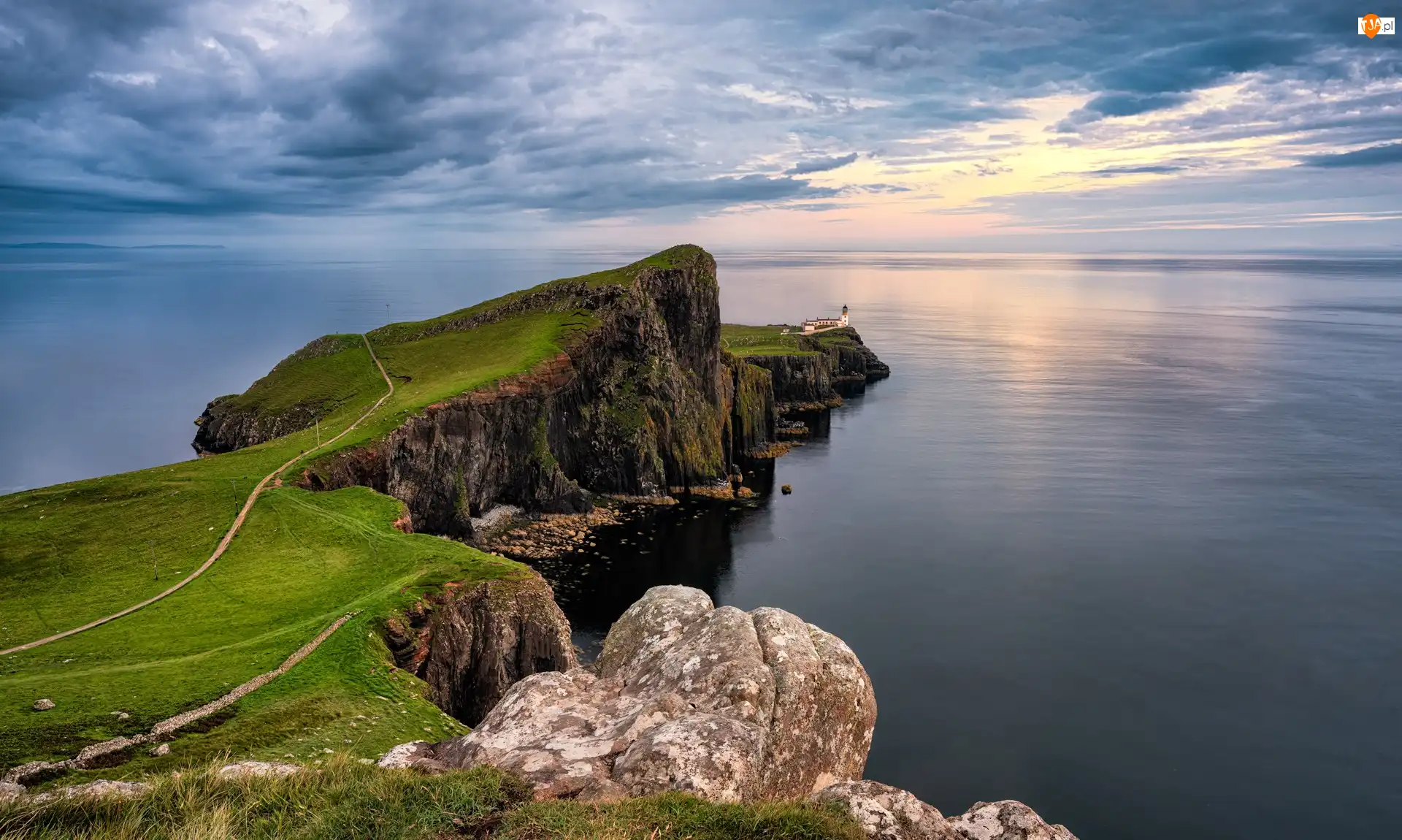 Szkocja, Neist Point Lighthouse, Chmury, Latarnia morska, Wybrzeże, Morze Szkockie, Skały, Klif, Wyspa Skye, Półwysep Duirinish
