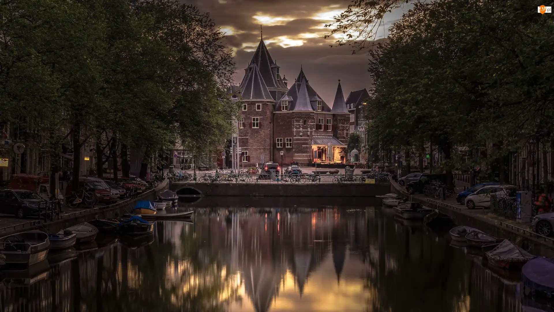 Kanał, Holandia, Dom Wagi Miejskiej, Łódki, Amsterdam, Budynek De Waag, Drzewa, Zabytek