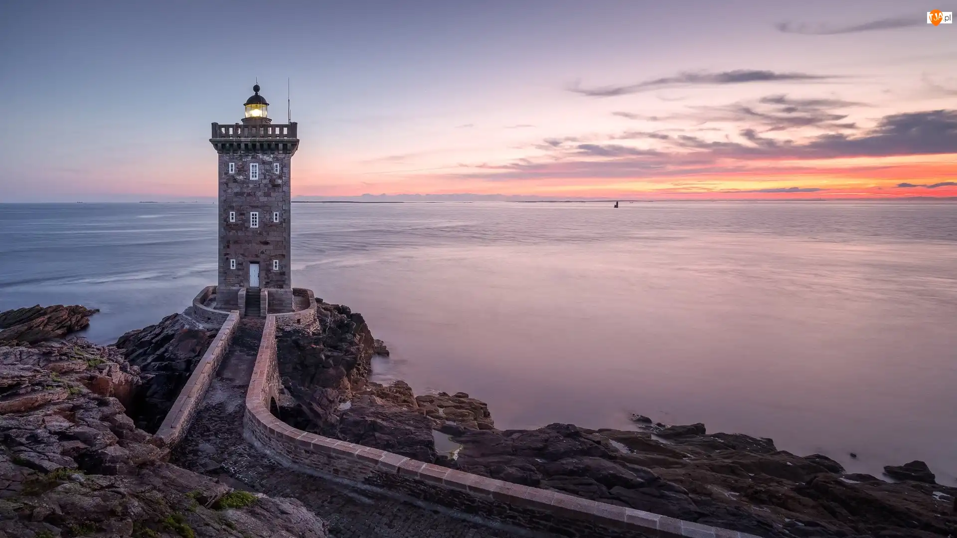 Gmina Conquet, Morze, Chmury, Francja, Kermorvan lighthouse, Latarnia morska, Skały