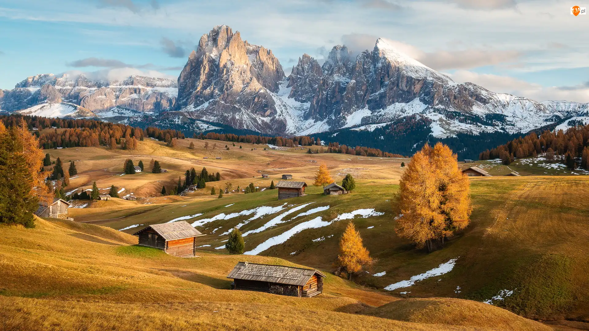 Dolomity, Jesień, Drewniane, Val Gardena, Dolina, Domy, Sassolungo, Płaskowyż, Góry, Drzewa, Seiser Alm, Włochy, Ośnieżone, Wschód słońca