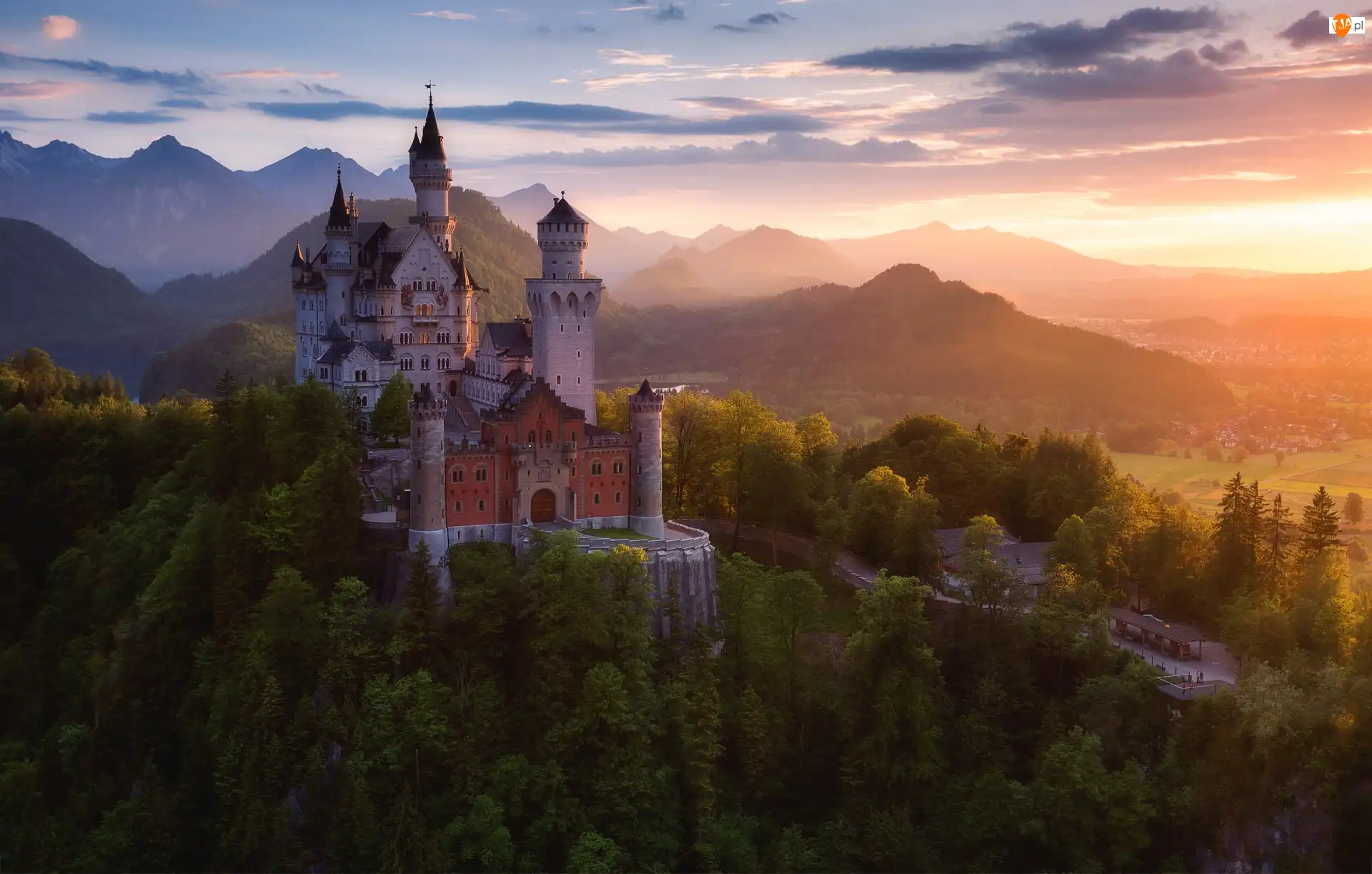 Mgła, Zachód słońca, Lasy, Chmury, Gmina Schwangau, Zamek Neuschwanstein, Niemcy, Bawaria, Góry Alpy, Drzewa