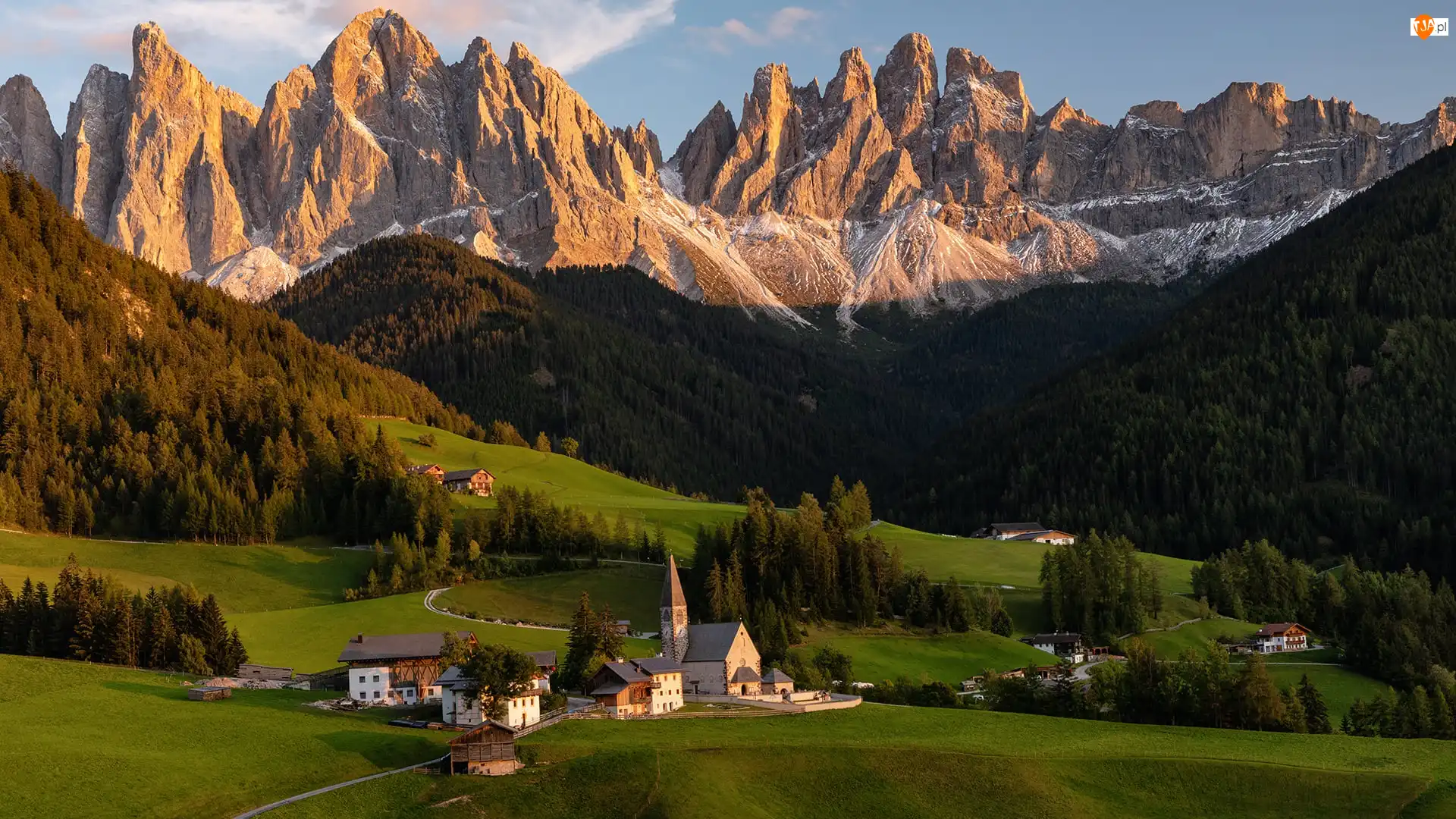 Wieś, Góry, Drzewa, Dolomity, Dolina, Domy, Santa Maddalena, Włochy, Lasy, Val di Funes, Kościół