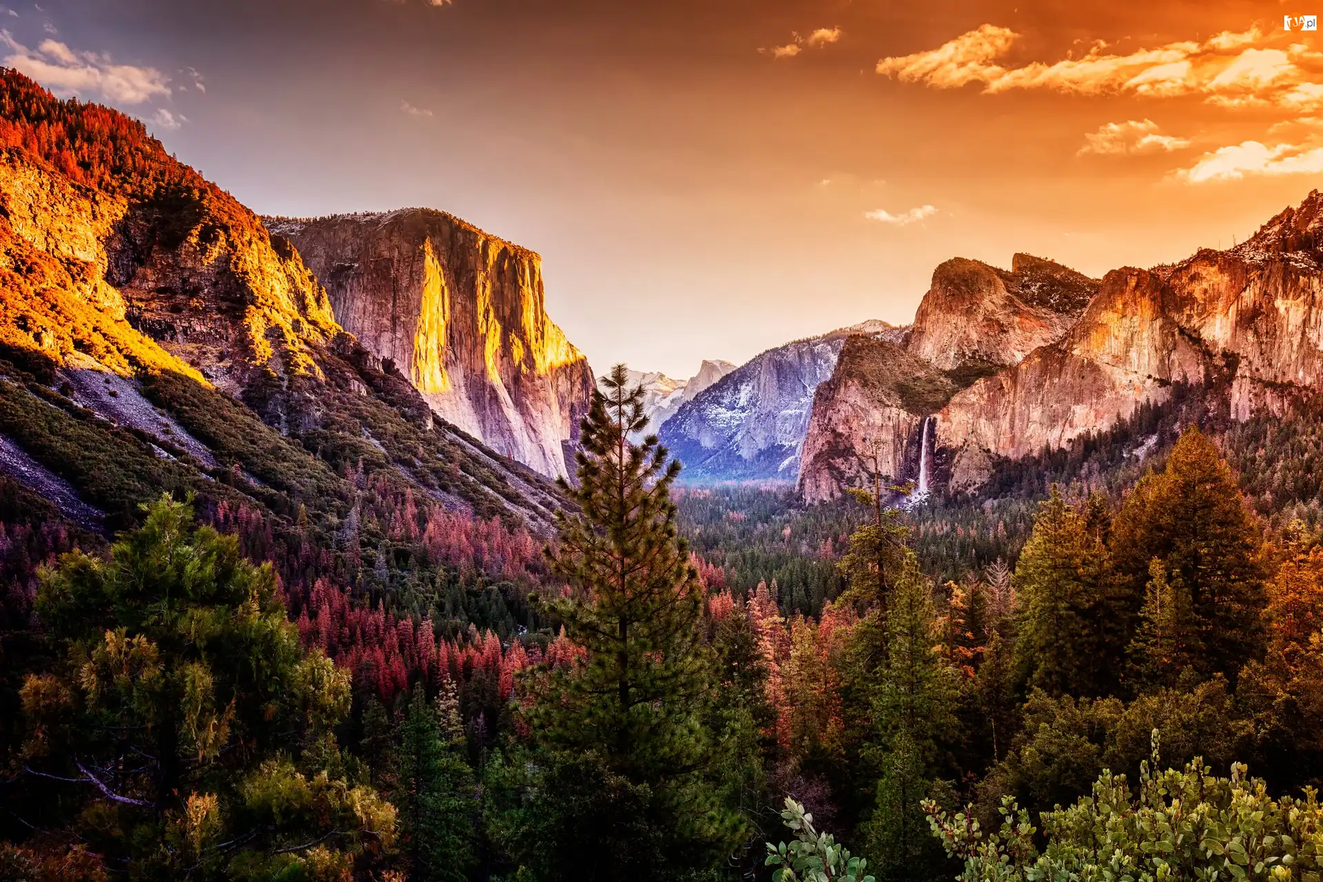 Lasy, Jesień, Przyroda, Niebo, Góry, Kalifornia, Drzewa, Park Narodowy Yosemite, Chmury, Sierra Nevada, Stany Zjednoczone