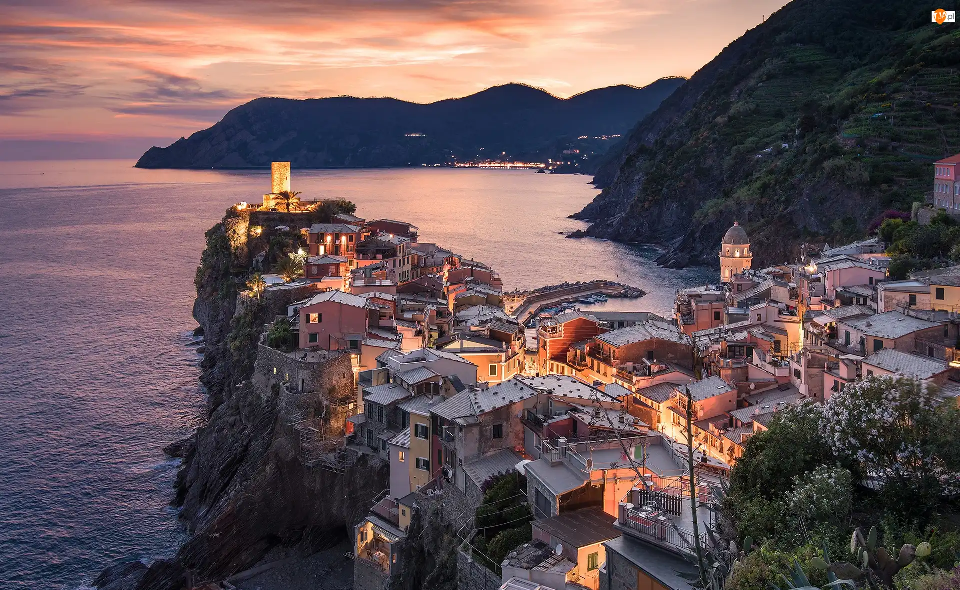 Wzgórza, Góry, Domy, Skały, Prowincja La Spezia, Włochy, Morze Liguryjskie, Vernazza, Zatoka, Zachód słońca