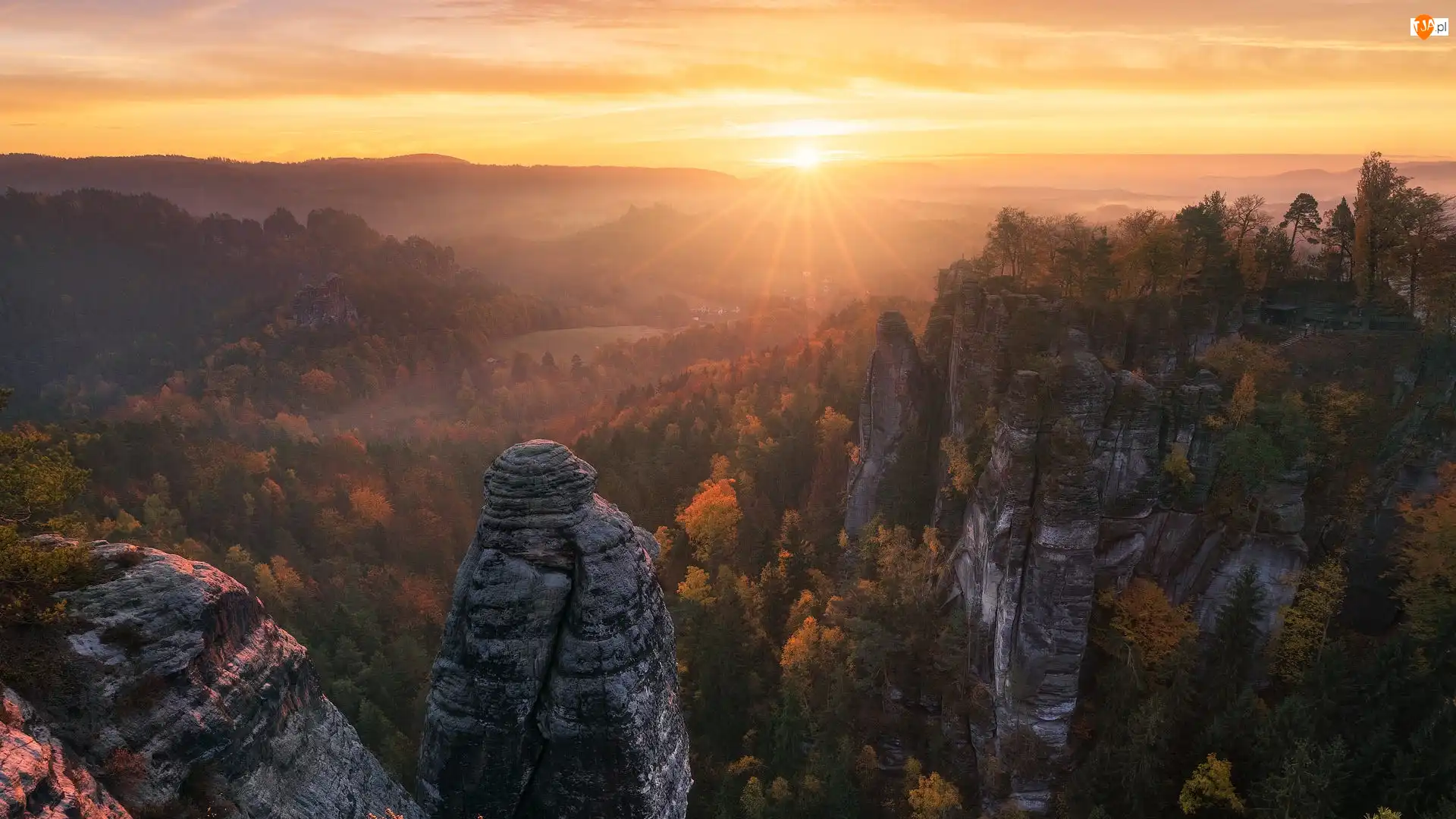 Wschód słońca, Niemcy, Skały, Promienie słońca, Park Narodowy Saskiej Szwajcarii, Drzewa, Jesień, Góry Połabskie