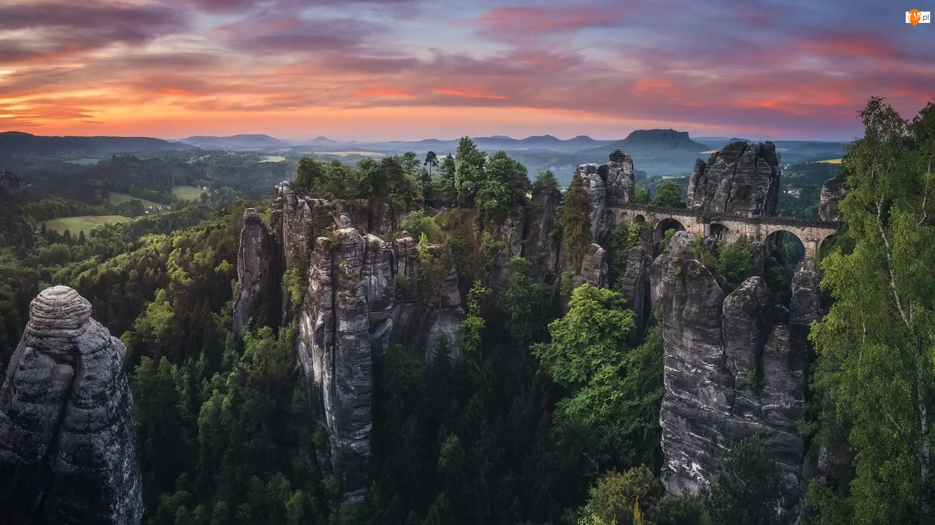 Las, Zachód słońca, Park Narodowy Saskiej Szwajcarii, Chmury, Bastei, Saksonia, Skały, Formacja skalna, Góry Połabskie, Drzewa, Niemcy