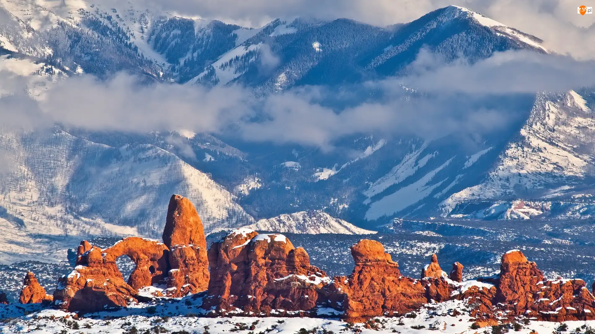 Stany Zjednoczone, Pasmo Górskie, Utah, Skały, Zalesione, Zima, Góry, Ośnieżone, Brązowe, Park Narodowy Arches