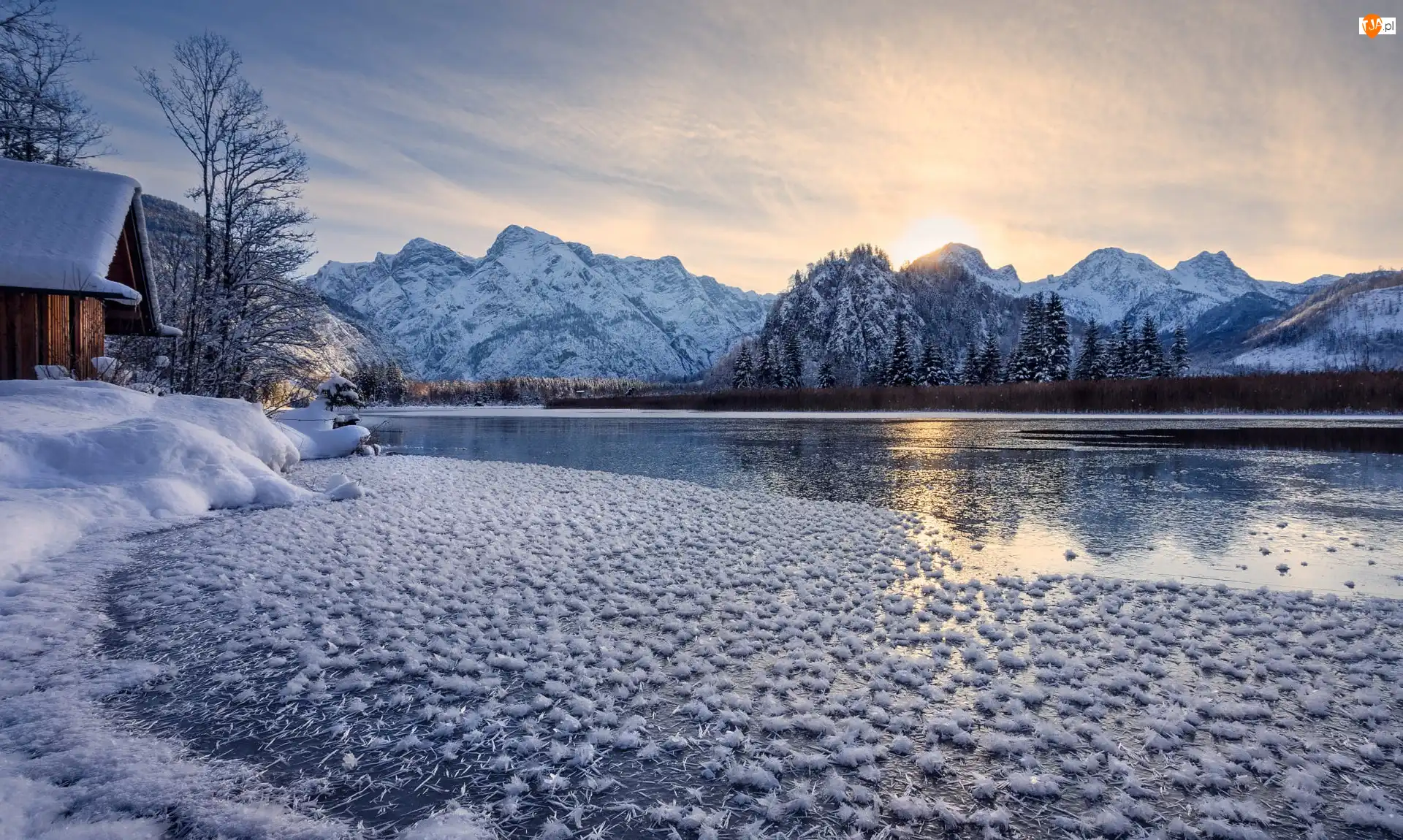 Jezioro Almsee, Góry, Austria, Zima, Wschód słońca, Dom, Drzewa