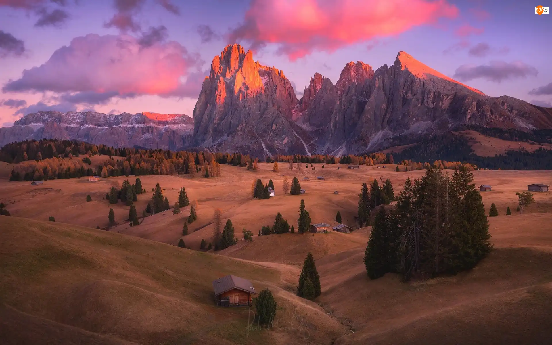 Włochy, Dolomity, Chmury, Domy, Drzewa, Płaskowyż Seiser Alm, Dolina Val Gardena, Góry Sassolungo, Wzgórza