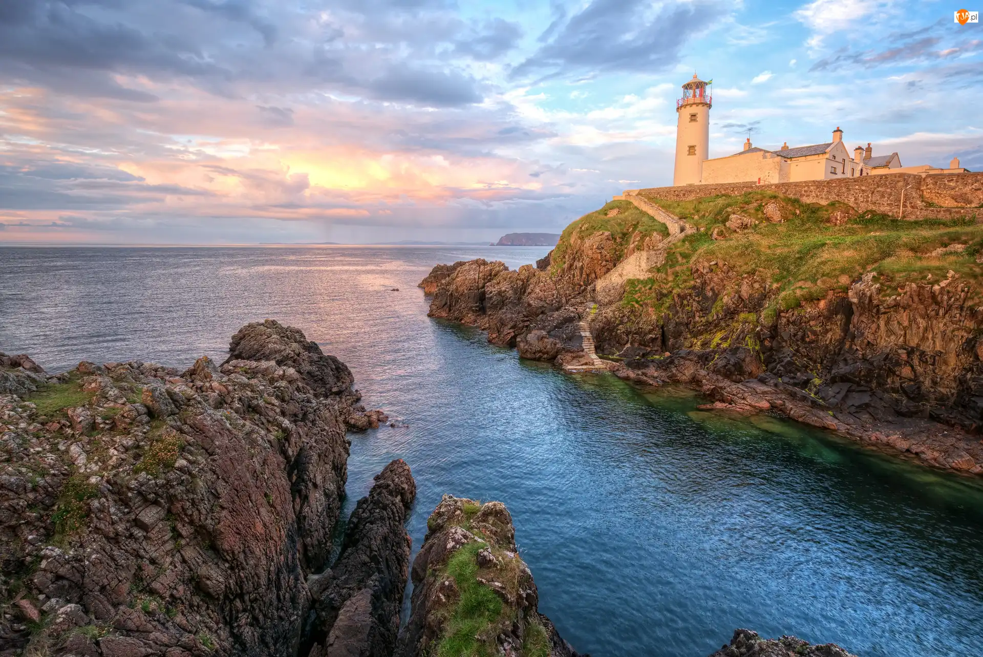 Latarnia morska Fanad Head Lighthouse, Skały, Irlandia, Morze, Portsalon, Chmury, Wschód słońca
