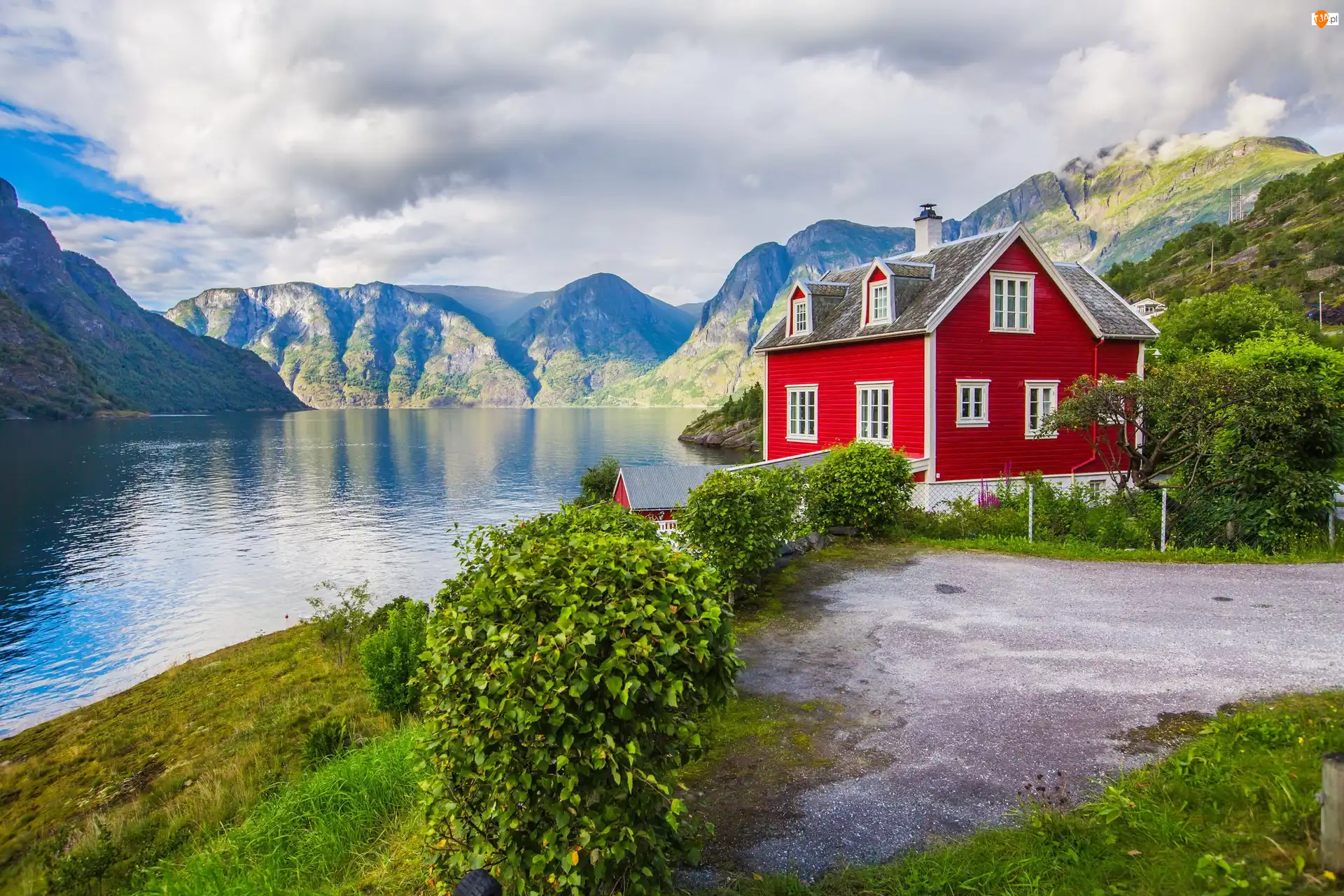 Góry, Dom, Fiord Sognefjorden, Norwegia, Czerwony