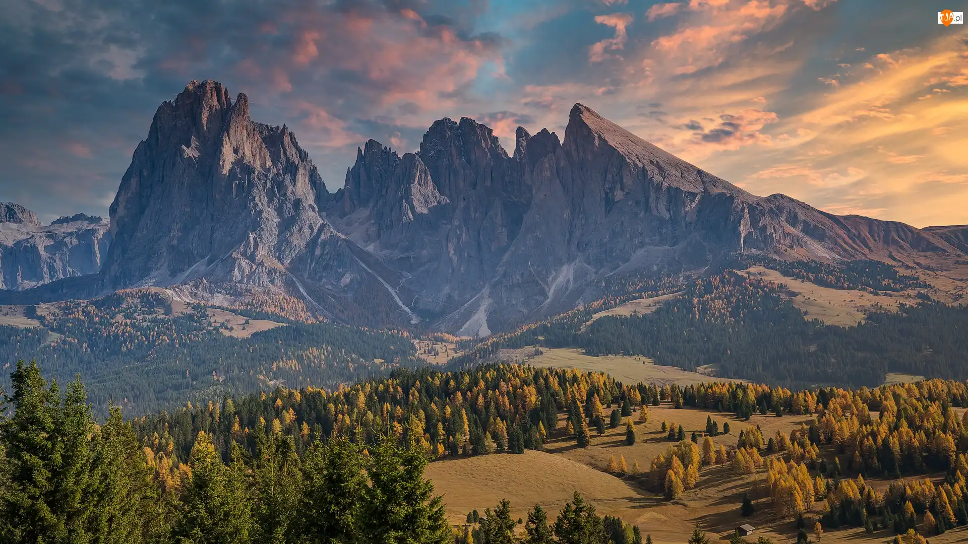 Dolina Val Gardena, Góry Sassolungo, Jesień, Włochy, Drzewa, Płaskowyż Seiser Alm