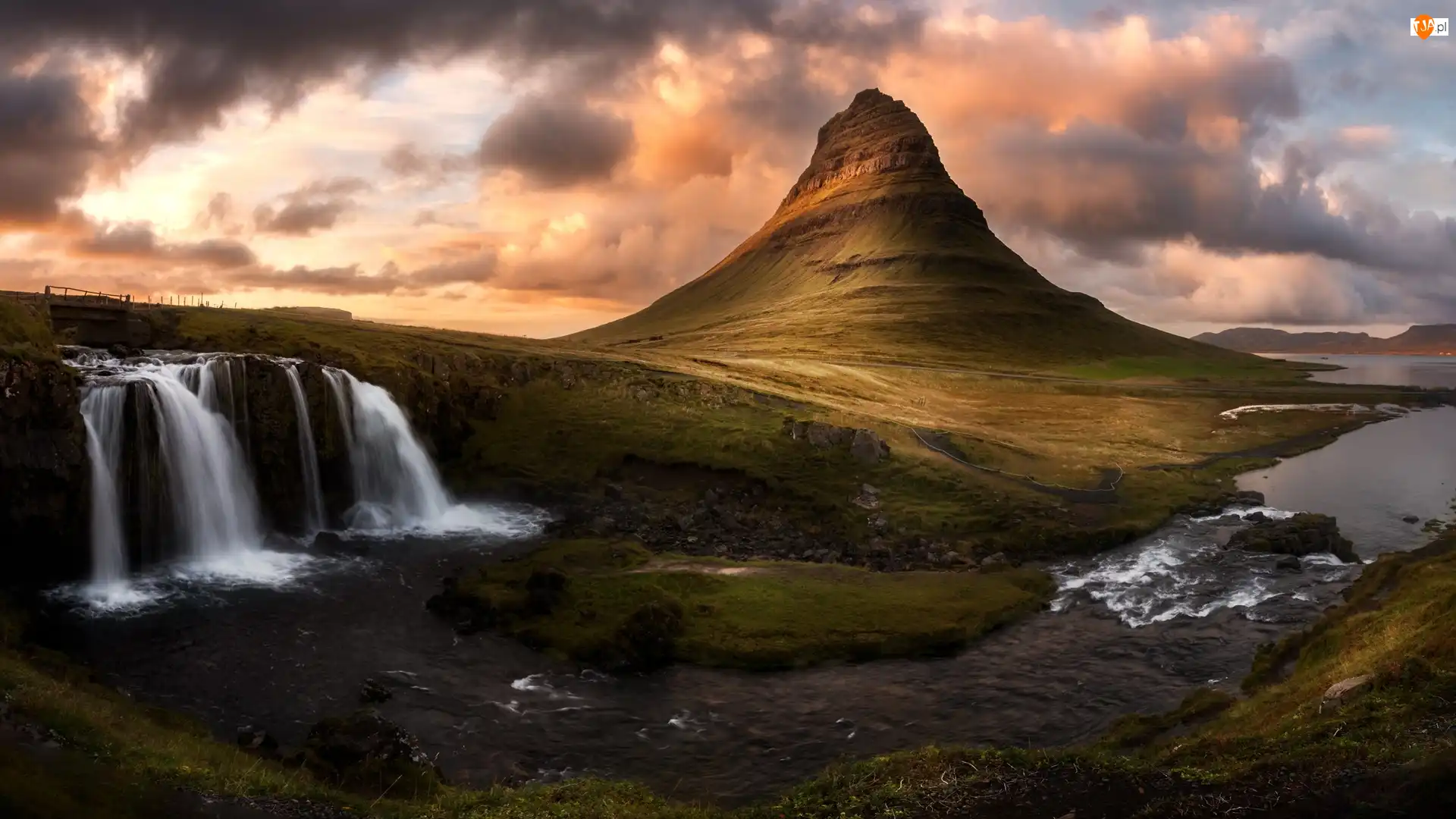Chmury, Islandia, Góra Kirkjufell, Wodospad Kirkjufellsfoss