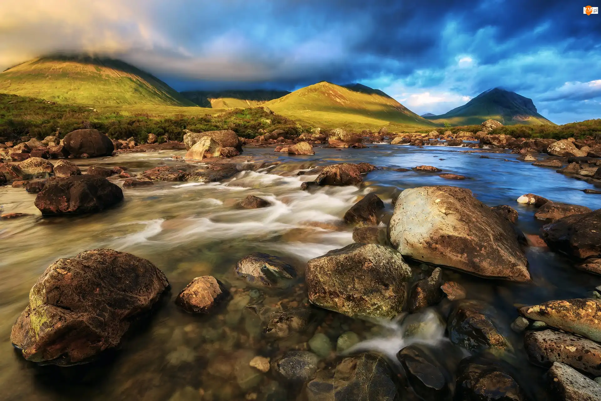 Góra Glamaig, Szkocja, Skały, Kamienie, Wyspa Skye, Góry Cuillin, Chmury, Rzeka Sligachan