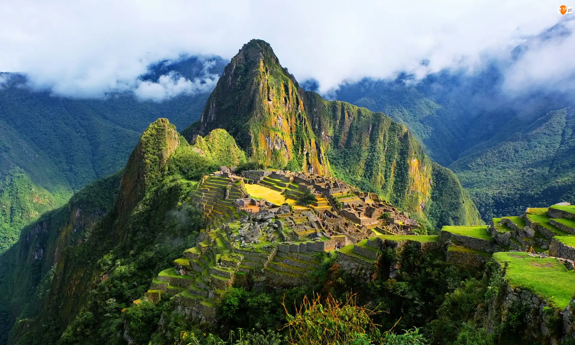 Andy Peruwiańskie, Szczyt Huayna Picchu, Ruiny, Peru, Roślinność, Chmury, Miasto Machu Picchu